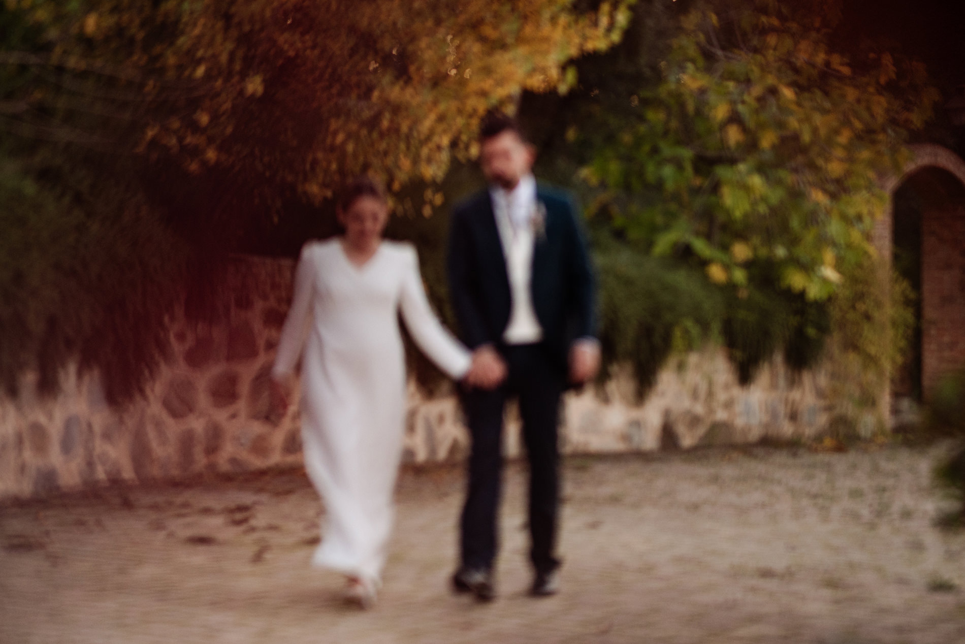 Reportaje natural de boda con luz mediterránea, exterior cuidado y mirada documental.