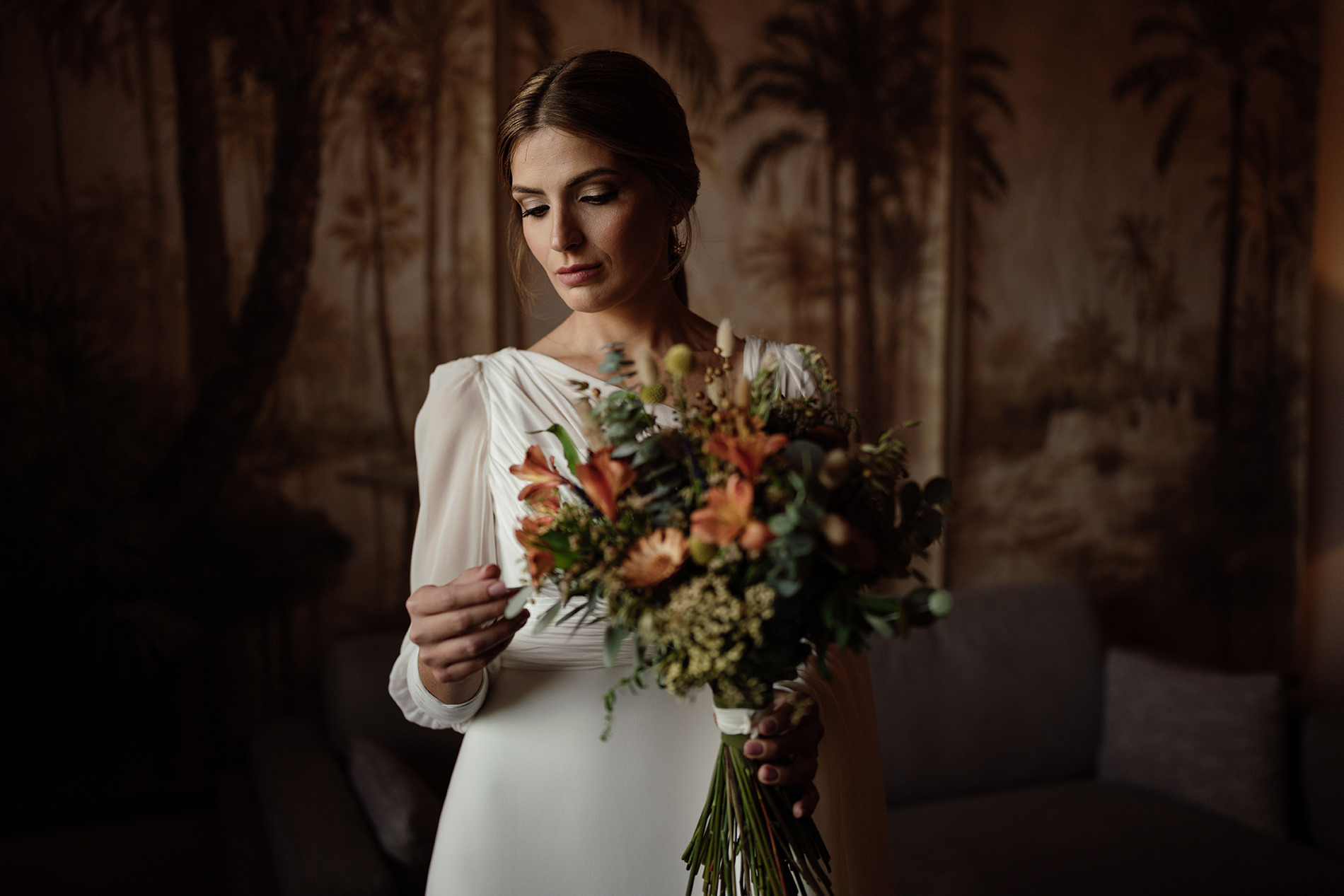 Fotografía editorial de boda realizada por Roberto Carmona para parejas que buscan fotógrafos de bodas en Arroyomolinos.