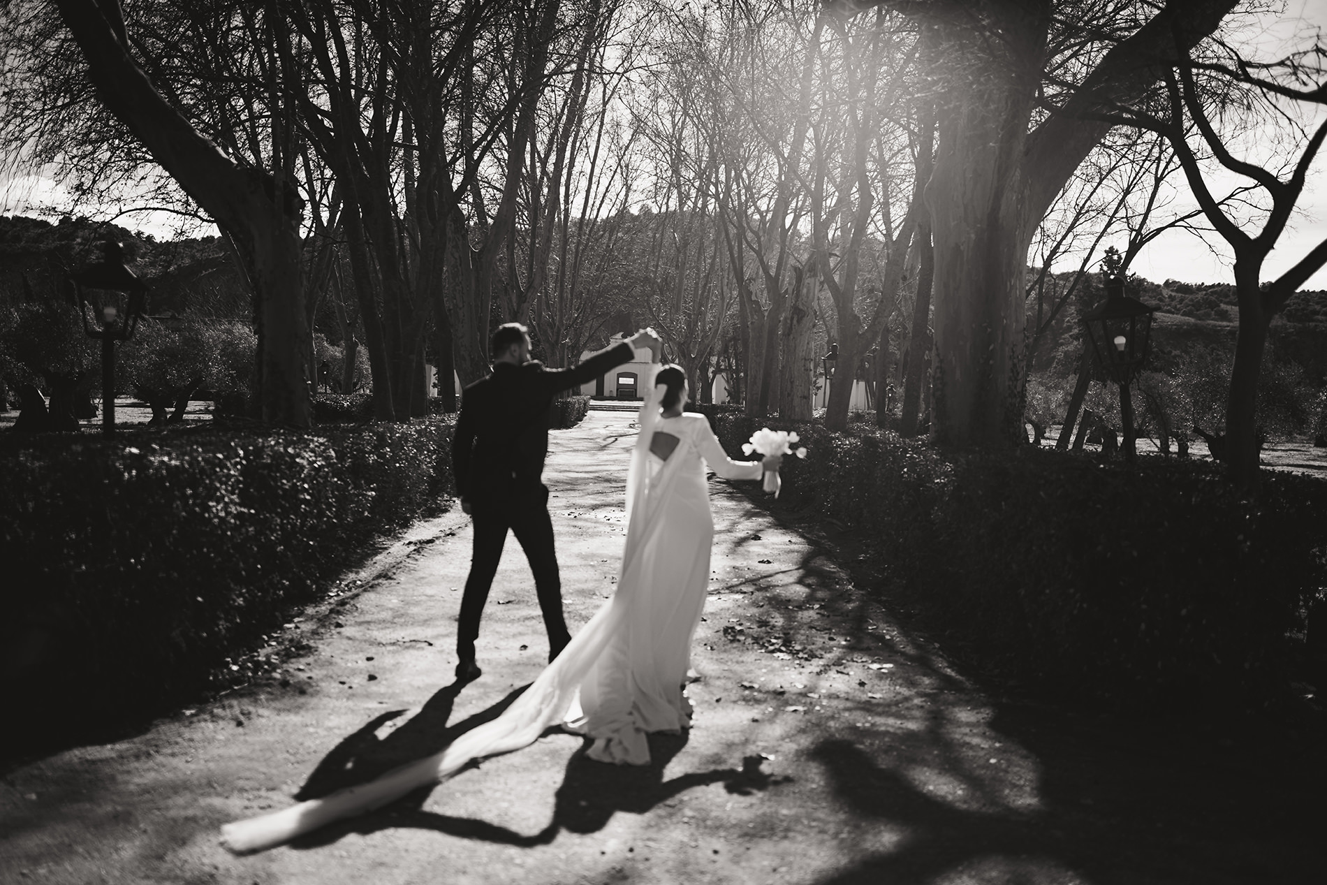 Novia en un entorno elegante y natural. Roberto Carmona.