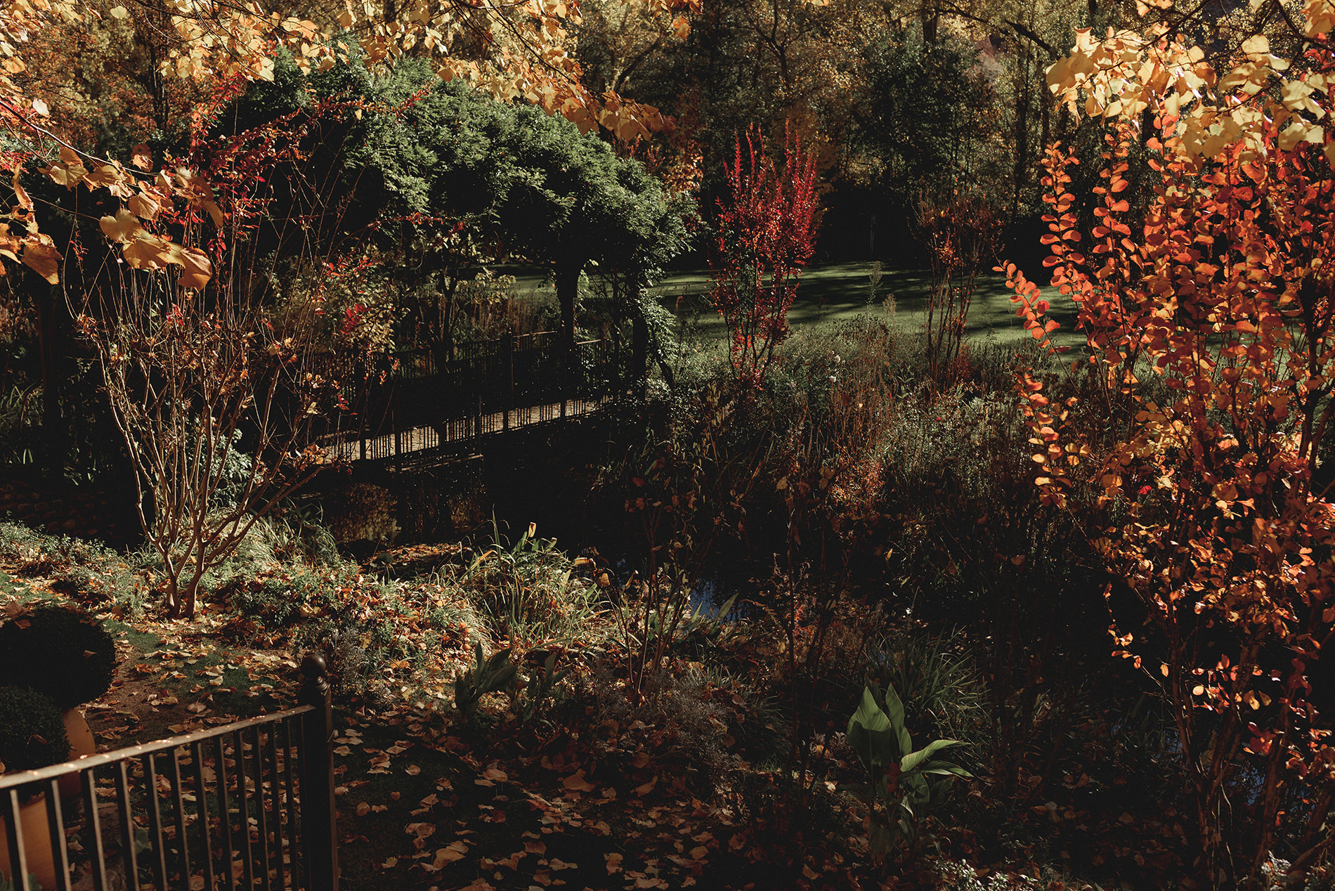 Fotógrafo de bodas en la Antigua Fábrica de Harinas al final del día.