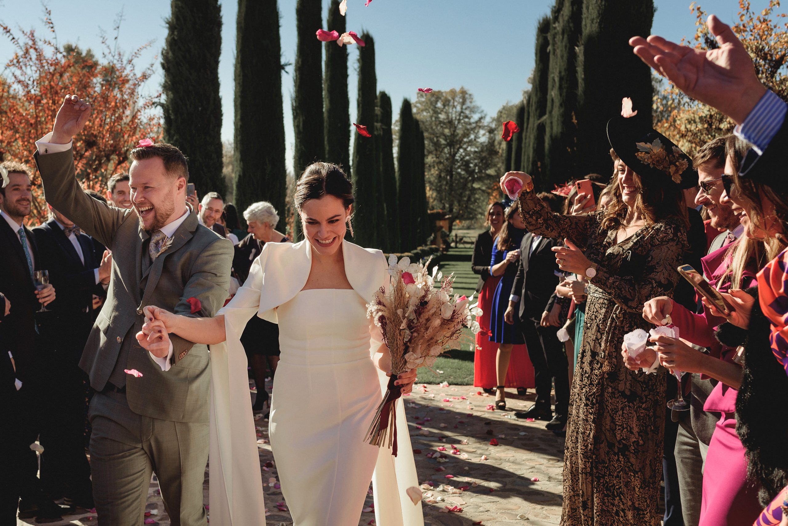 Boda en la Antigua Fábrica de Harinas con invitados y ambiente natural.