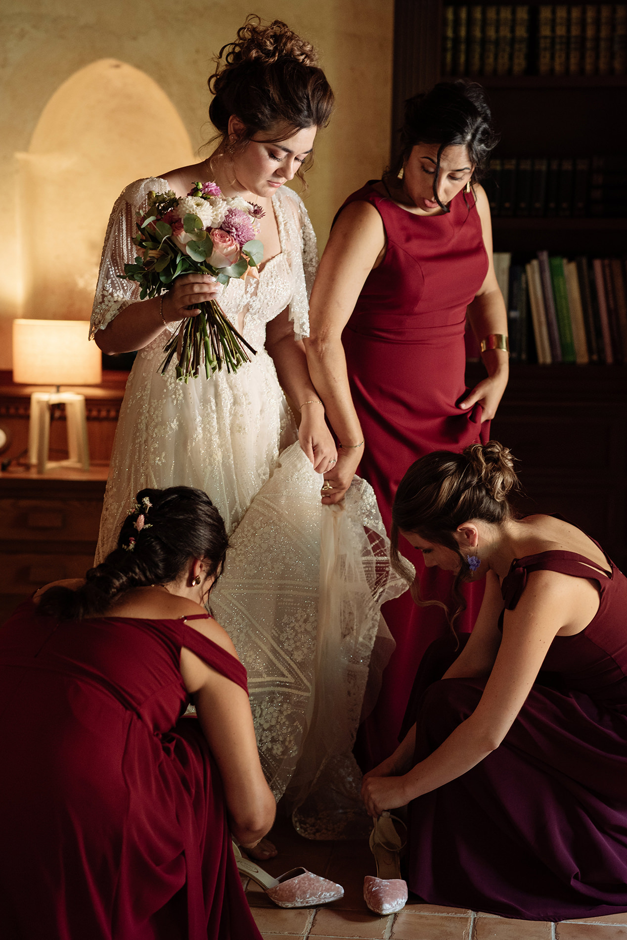 Fotógrafo de bodas en la Antigua Fábrica de Harinas. Momento íntimo de la pareja.
