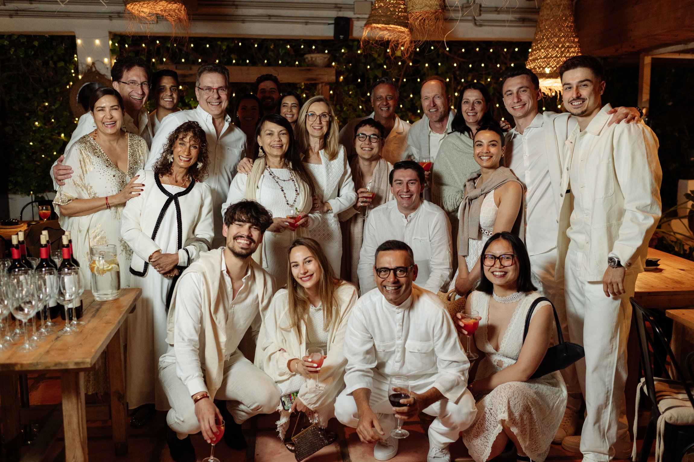 Grupo de amigos reunido durante la celebración de una fiesta preboda