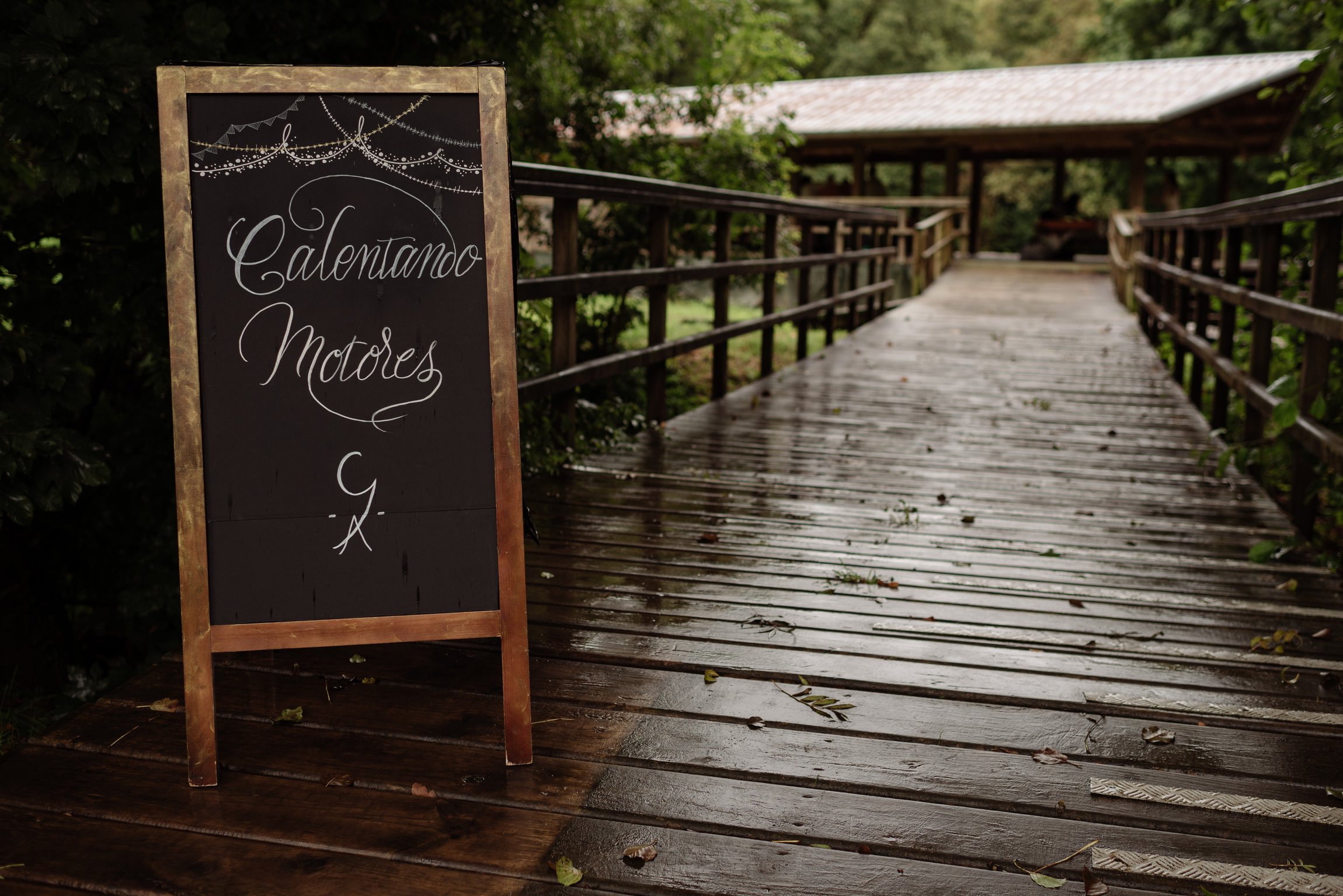 Cartel de bienvenida junto al acceso de una fiesta preboda