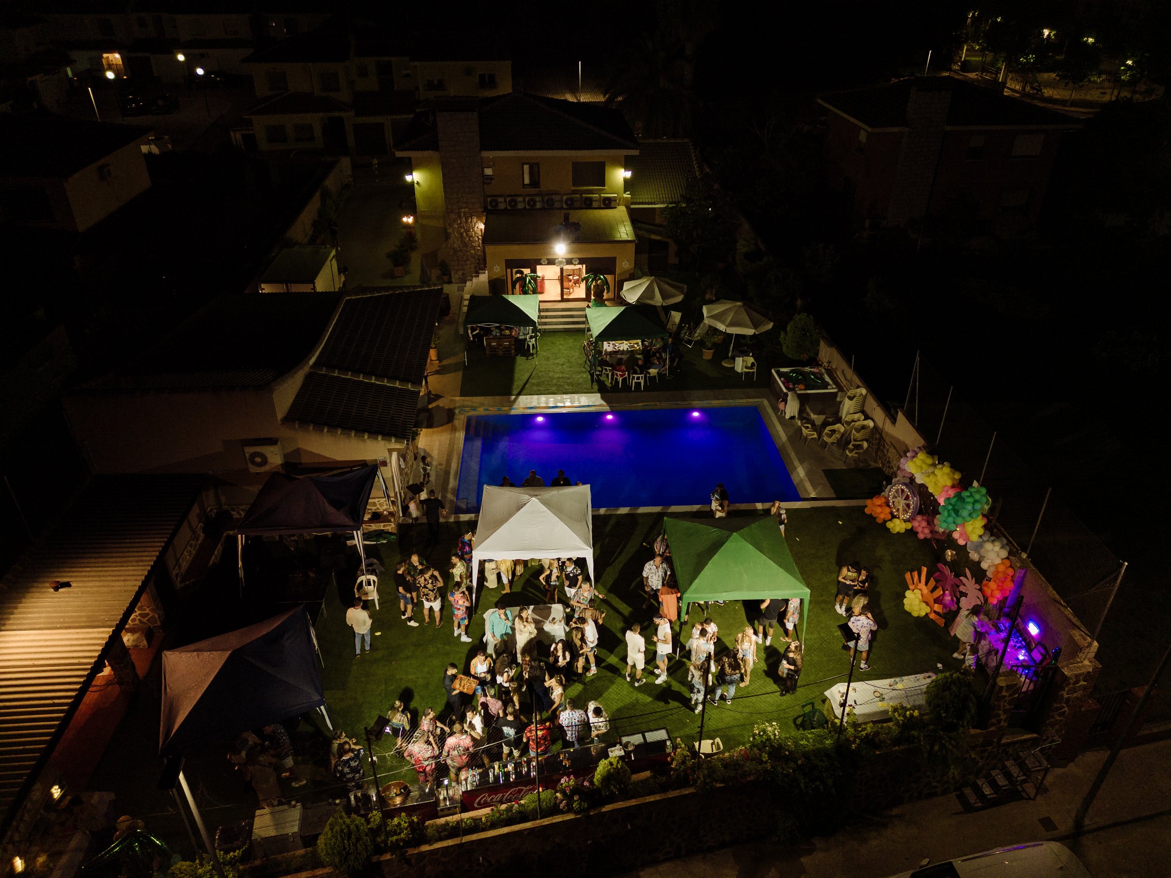 Vista general nocturna de una fiesta preboda con familiares y amigos