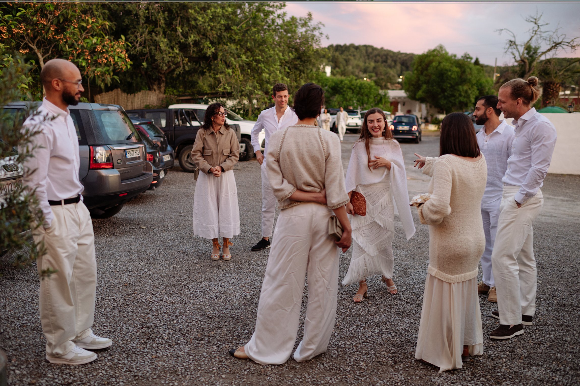 Amigos y familiares llegan a una fiesta preboda de ambiente informal