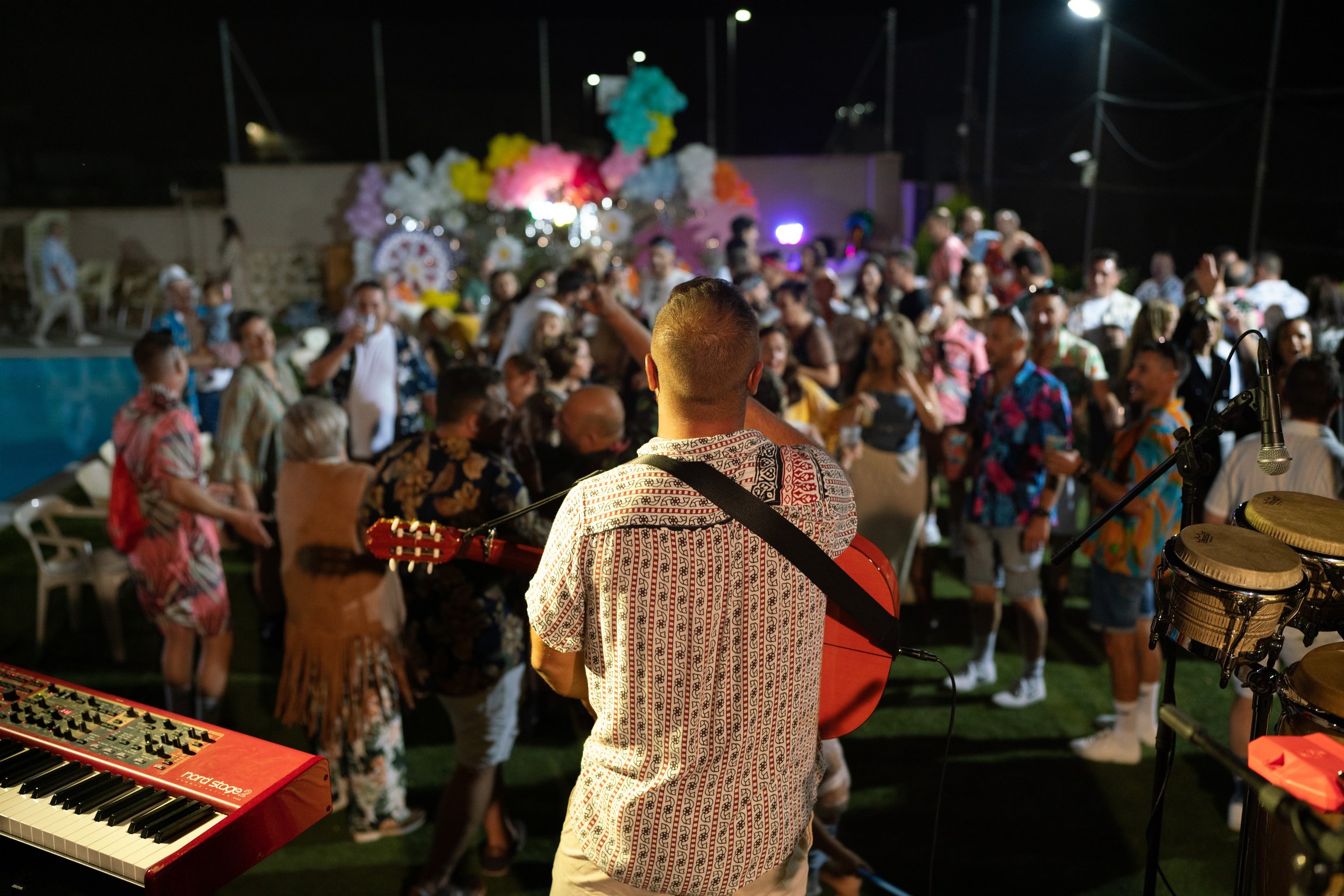 Músicos animan una fiesta preboda mientras los invitados disfrutan de la celebración