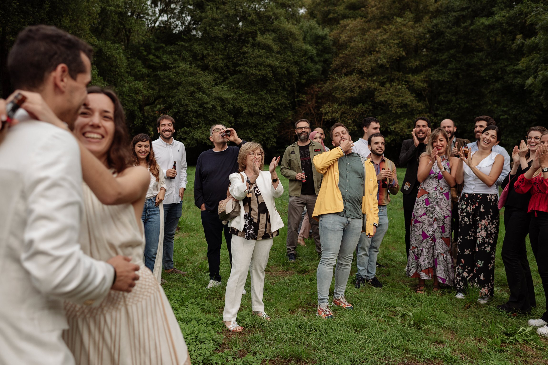 La pareja se abraza mientras sus invitados celebran durante la fiesta preboda