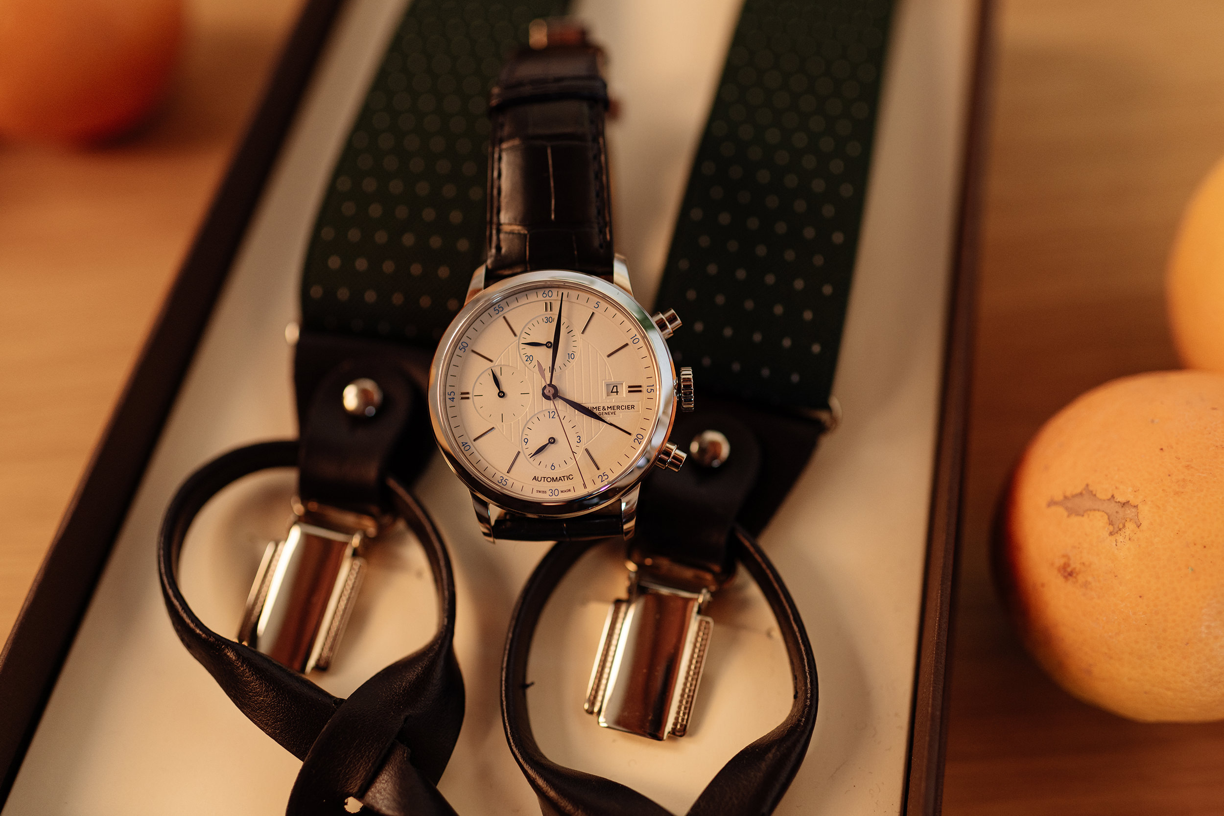 Reloj y gemelos del novio preparados antes de la ceremonia