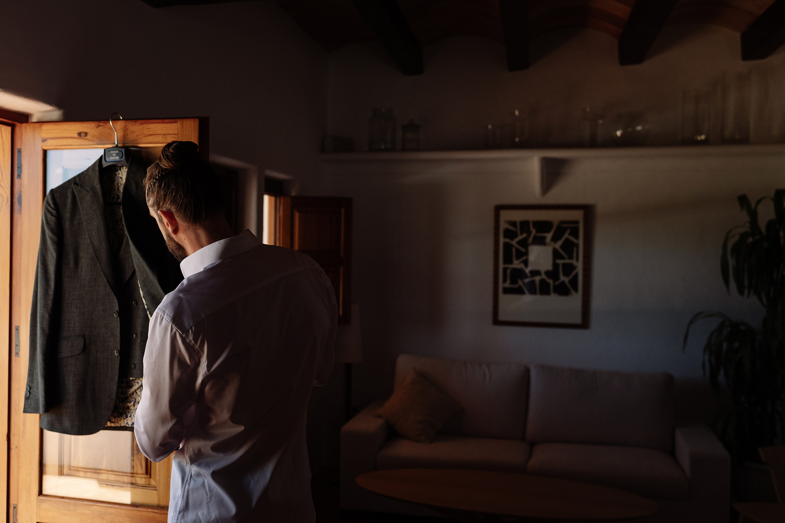 El novio observa su chaqueta durante los preparativos en Can Curreu