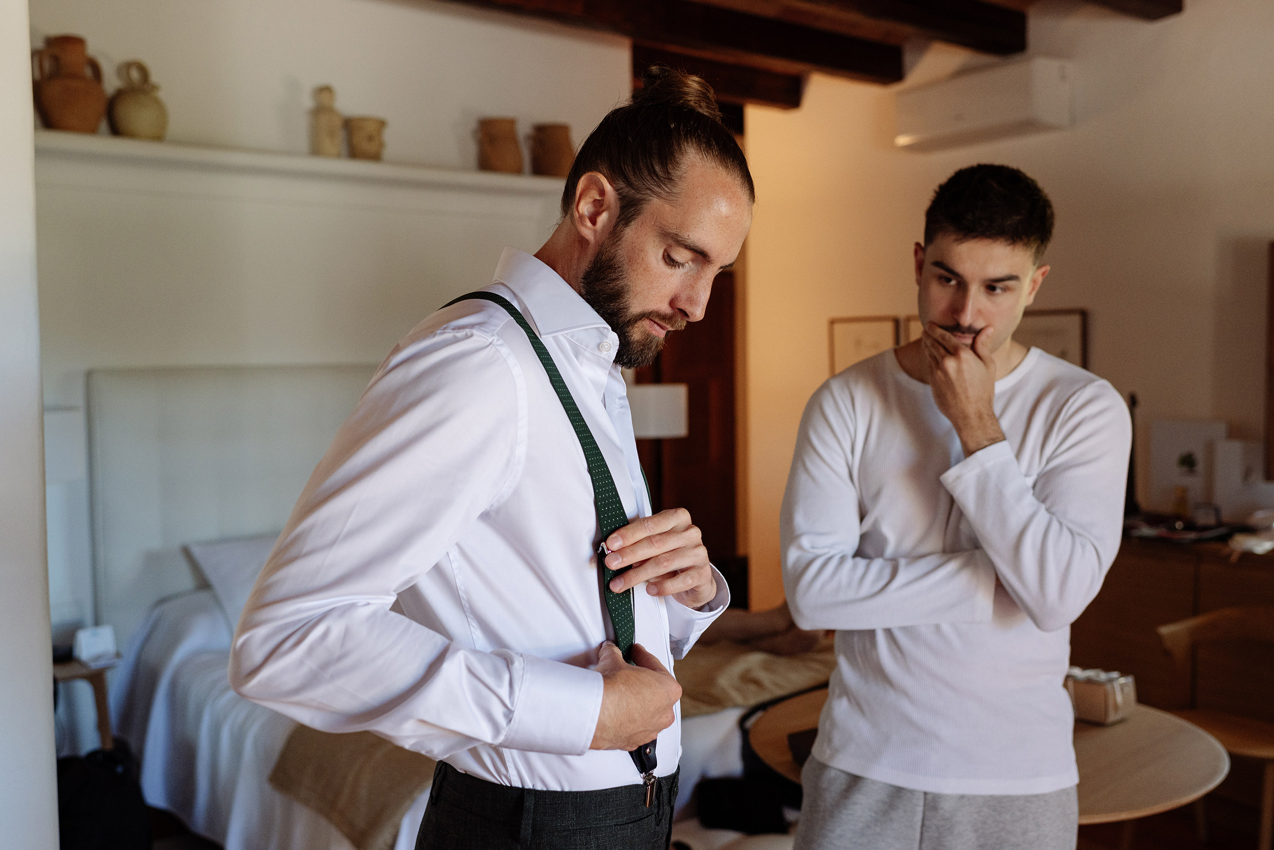 El novio y un amigo se preparan juntos antes de la ceremonia