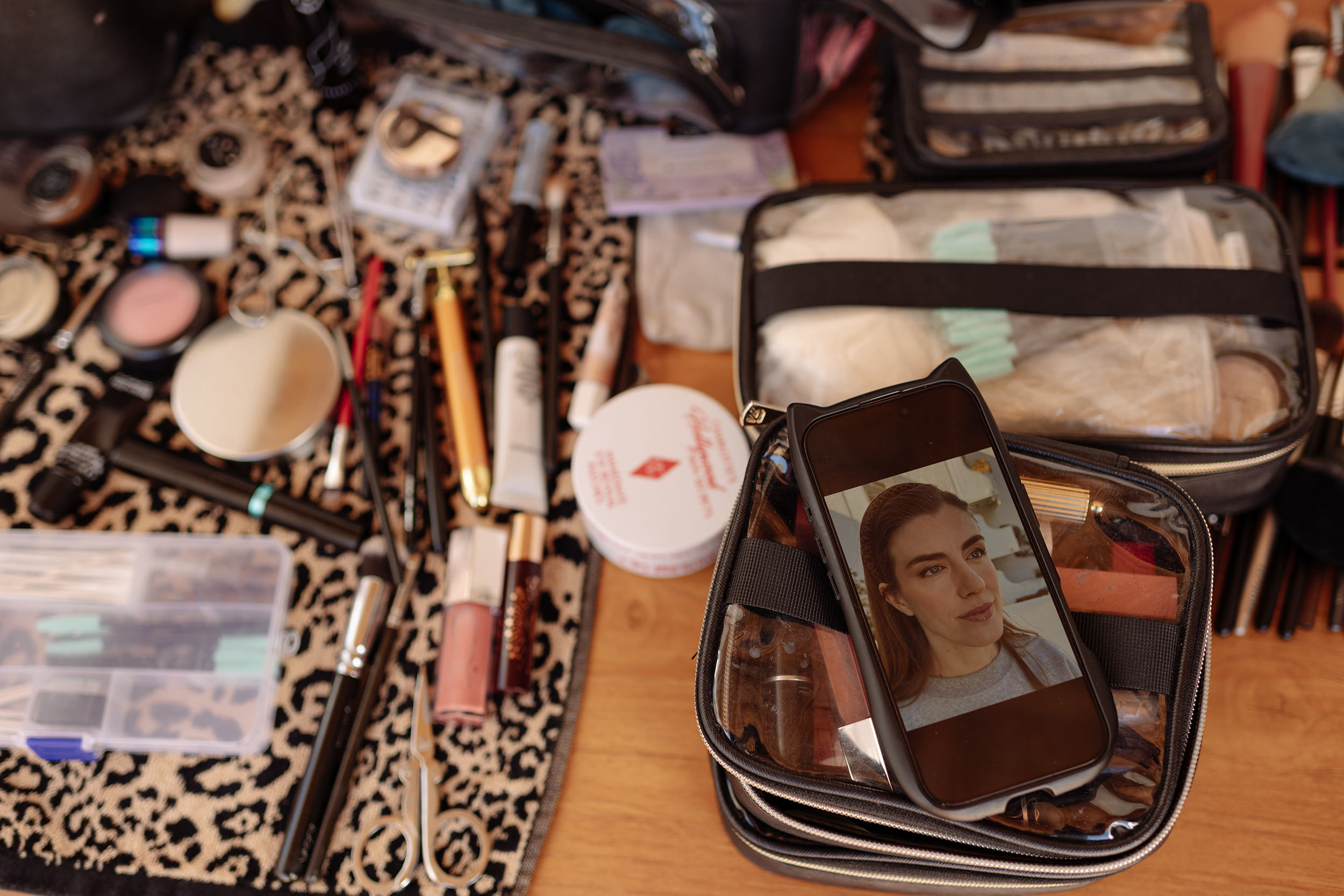 Maquillaje y espejo con el reflejo de la novia durante los preparativos