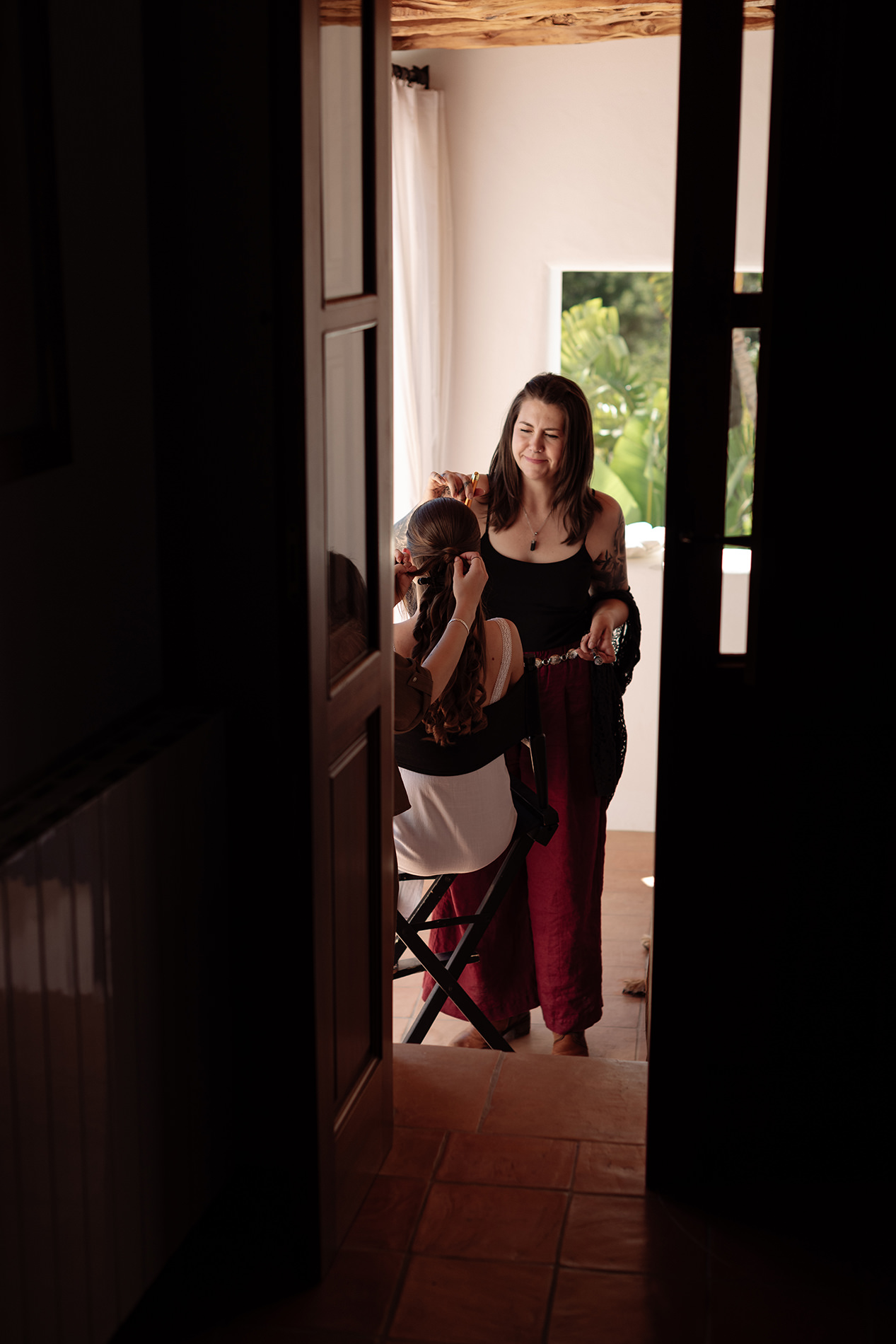 Preparativos de la novia vistos desde el marco de una puerta