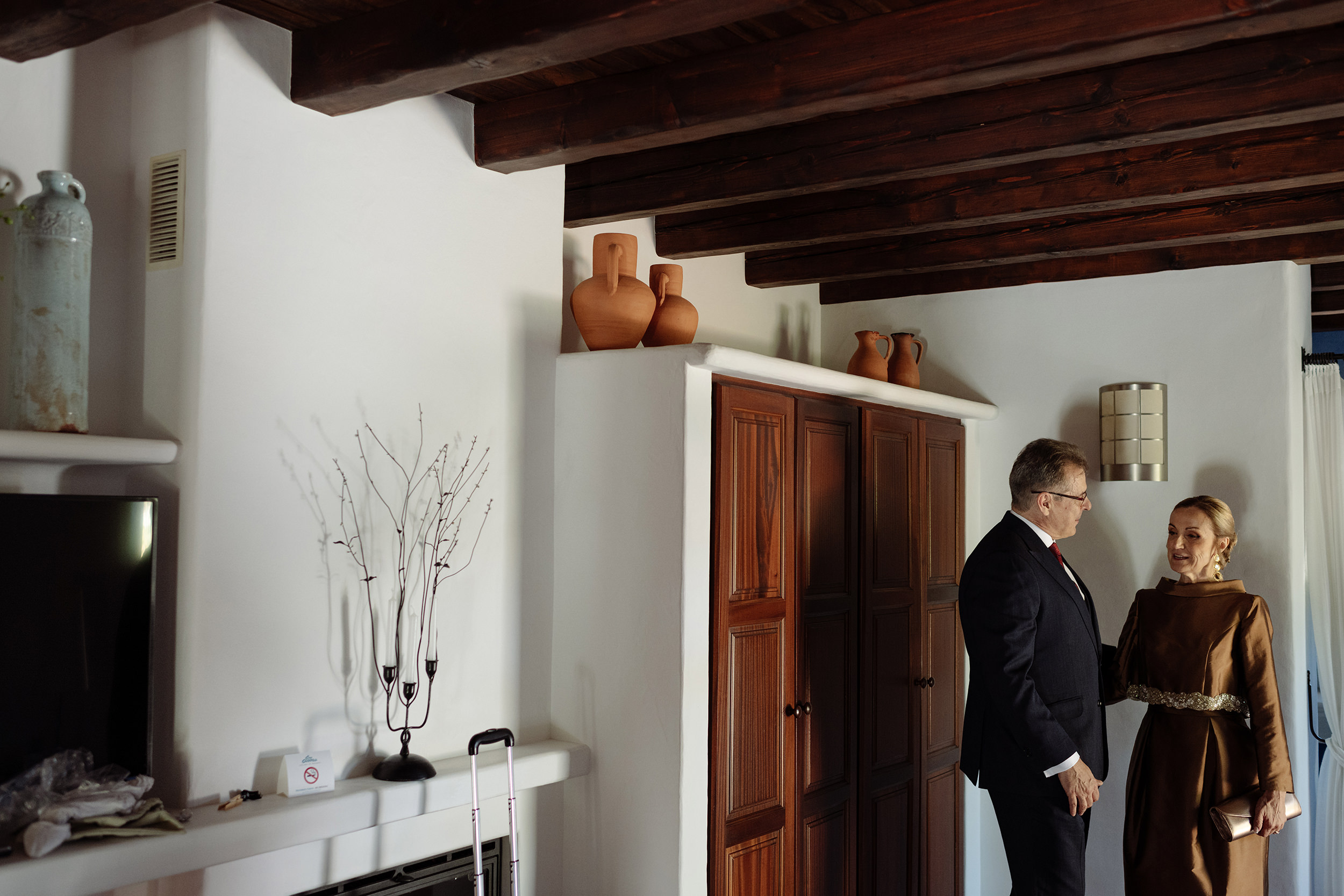 Familiares conversan mientras avanzan los preparativos de la novia