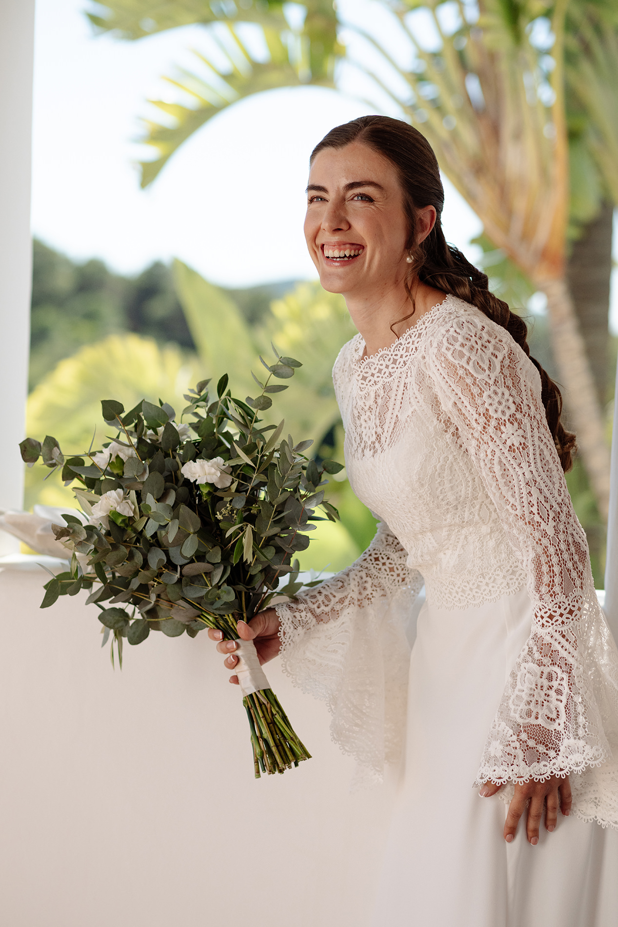 La novia sonríe con el ramo antes de salir hacia Sant Carles