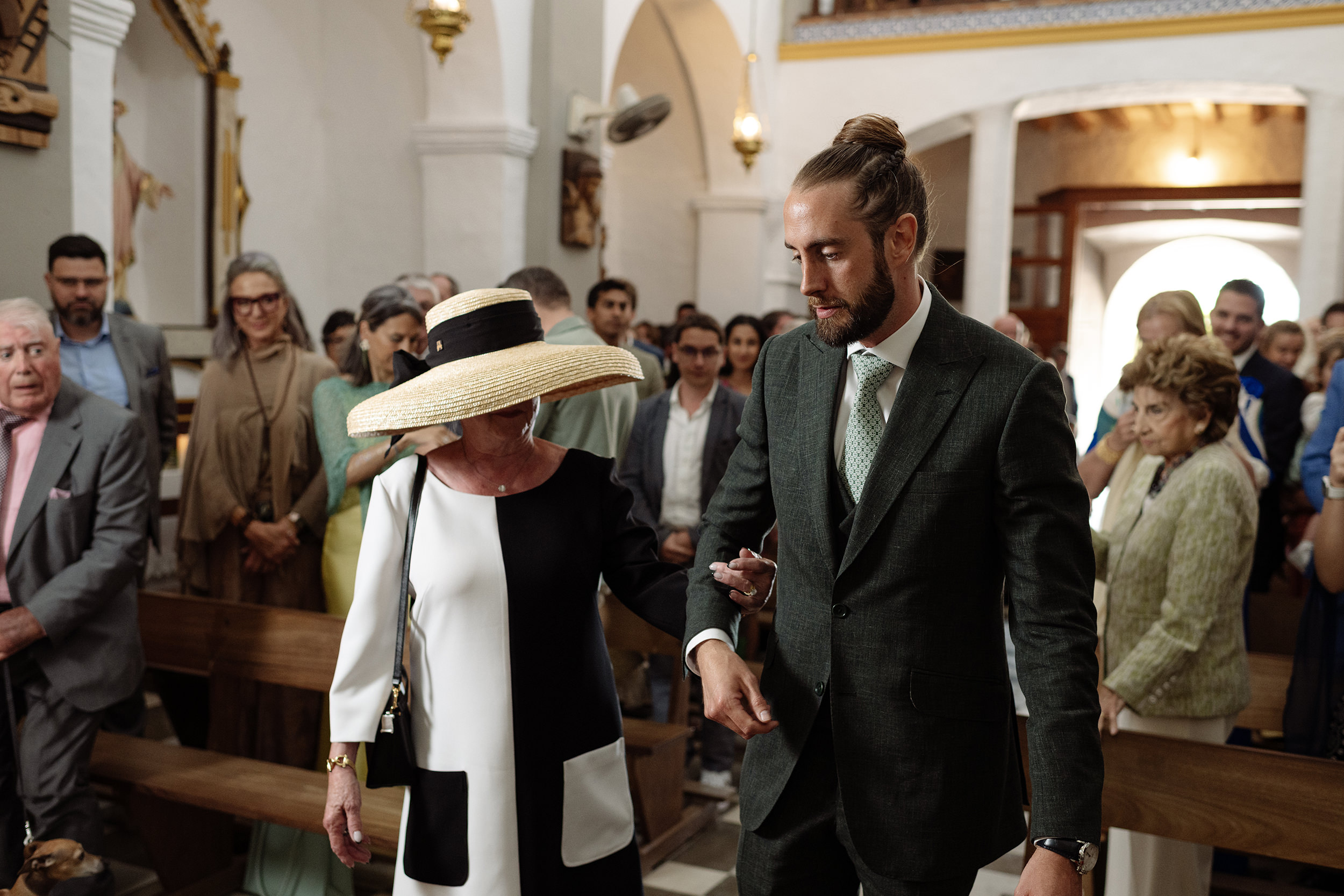 El novio entra en la iglesia de Sant Carles de Peralta