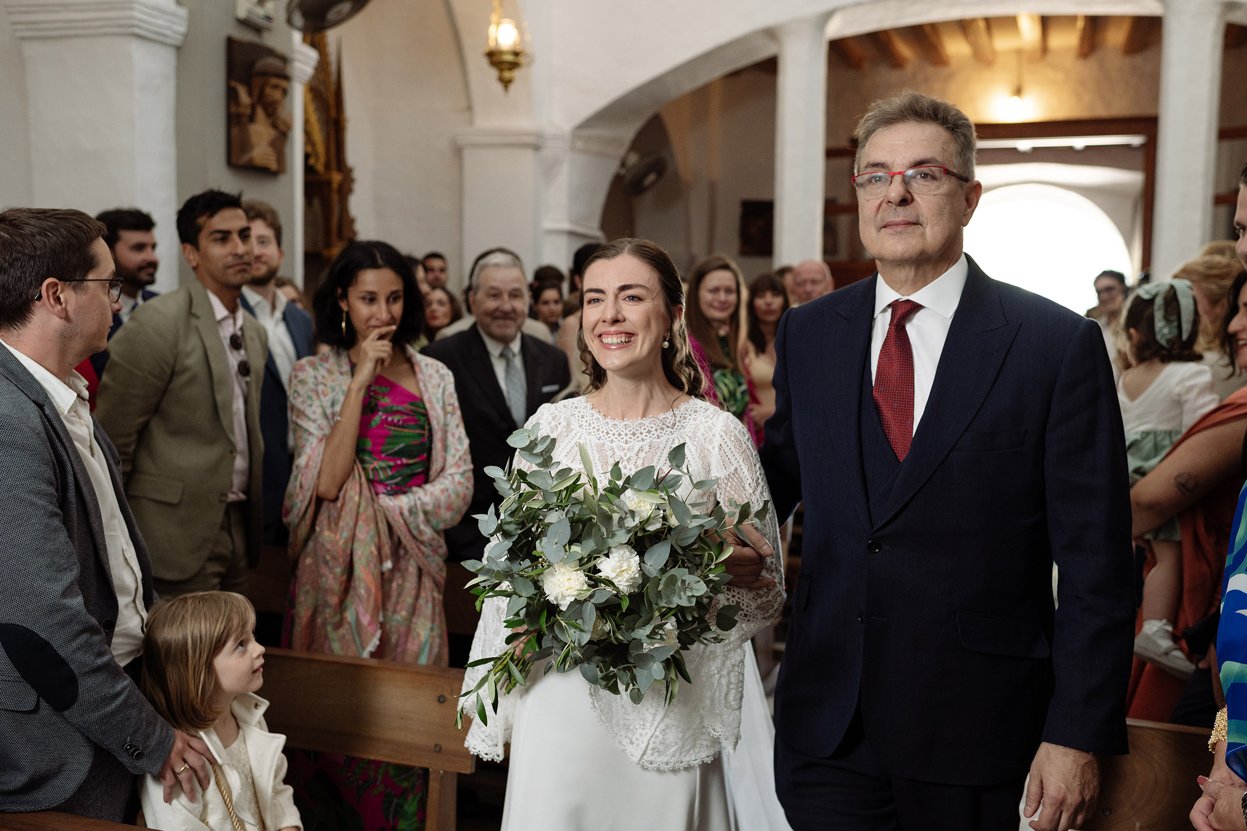 La novia entra en la iglesia acompañada por su padre