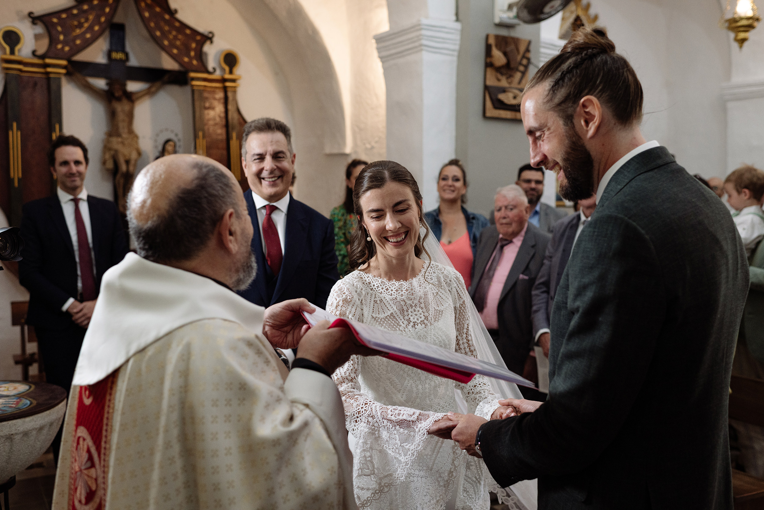 Richard y Sara participan en uno de los momentos de la ceremonia