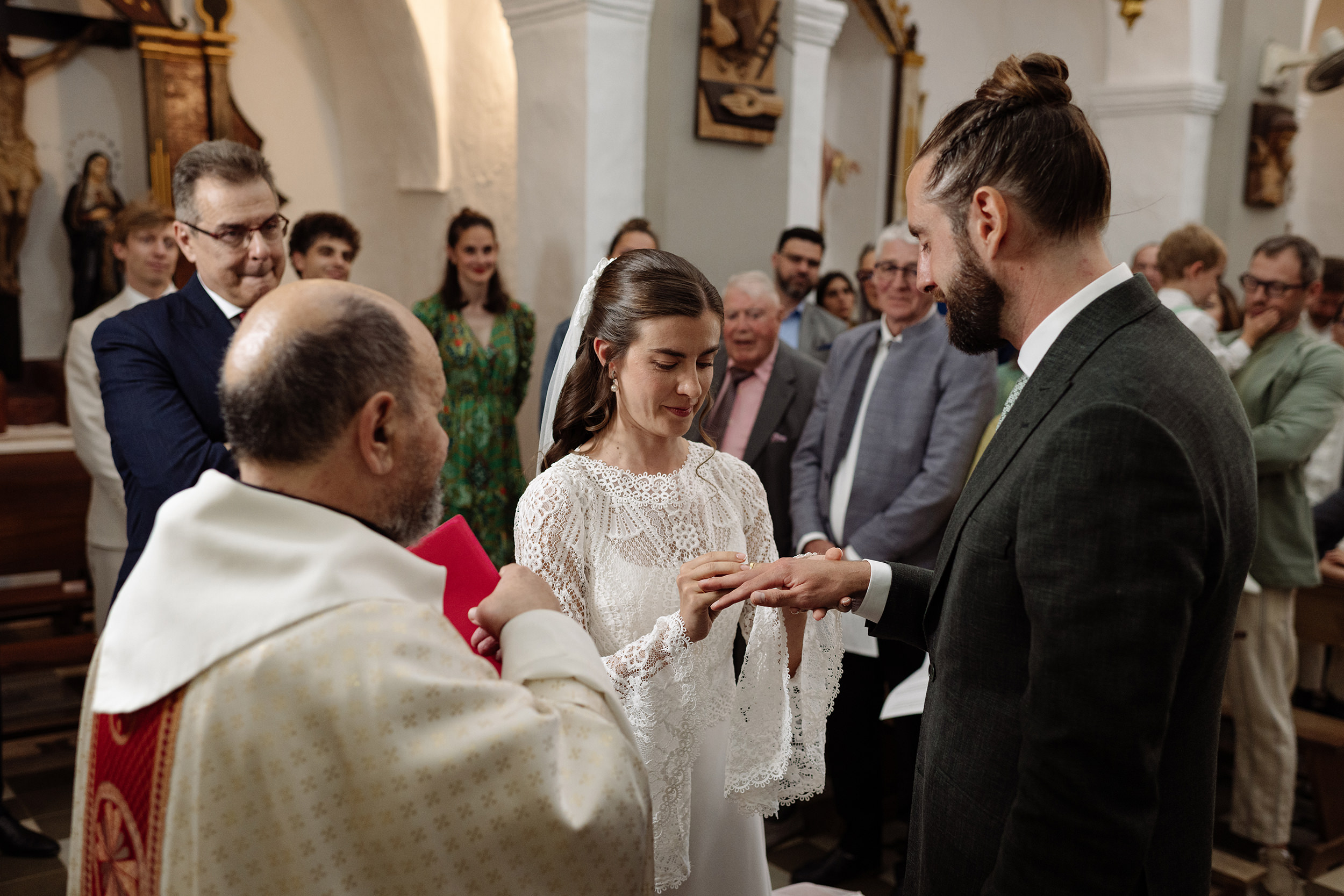 Intercambio de anillos durante la boda en Sant Carles de Peralta