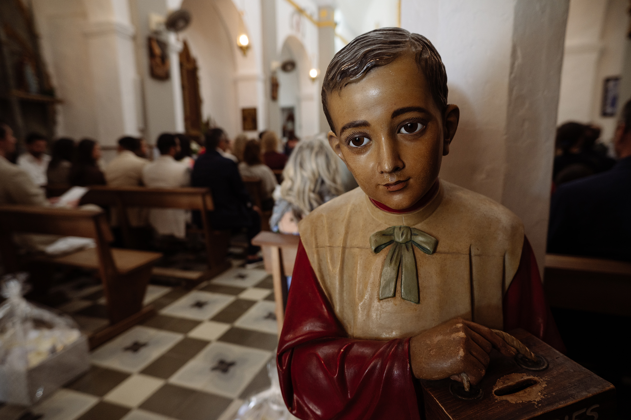 Detalle de una figura religiosa y del interior de la iglesia