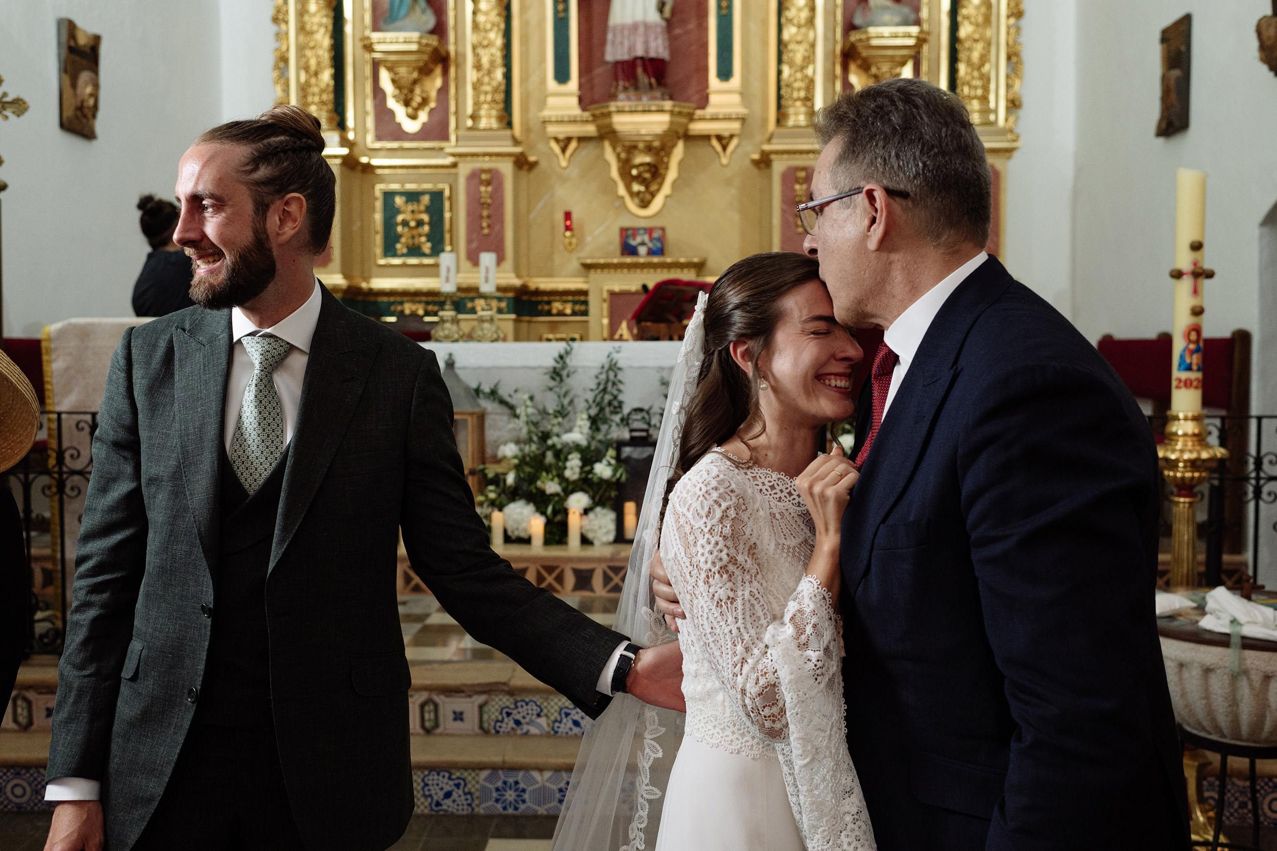 La novia abraza a su padre junto al altar