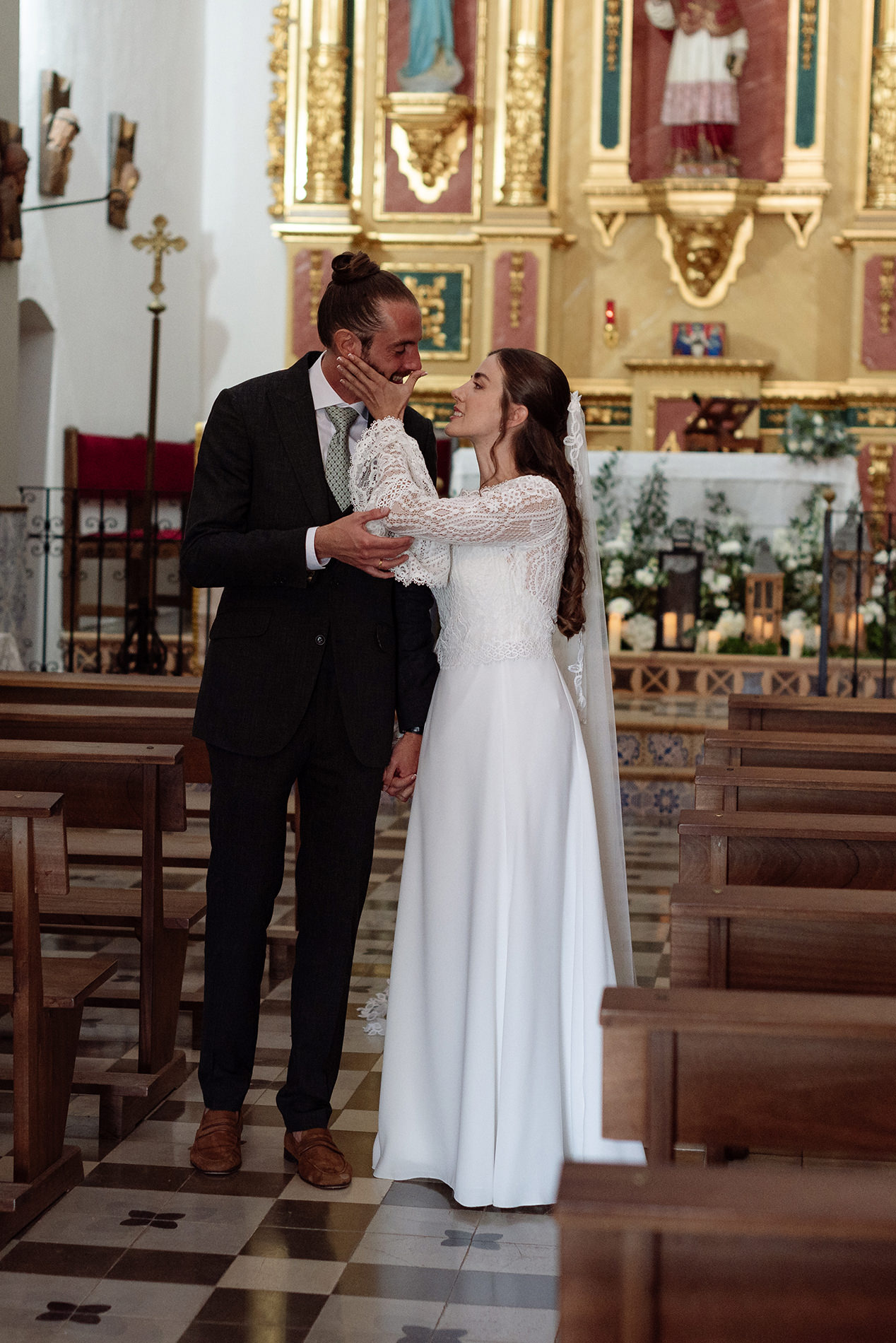 Pareja comparte una mirada íntima después de la ceremonia
