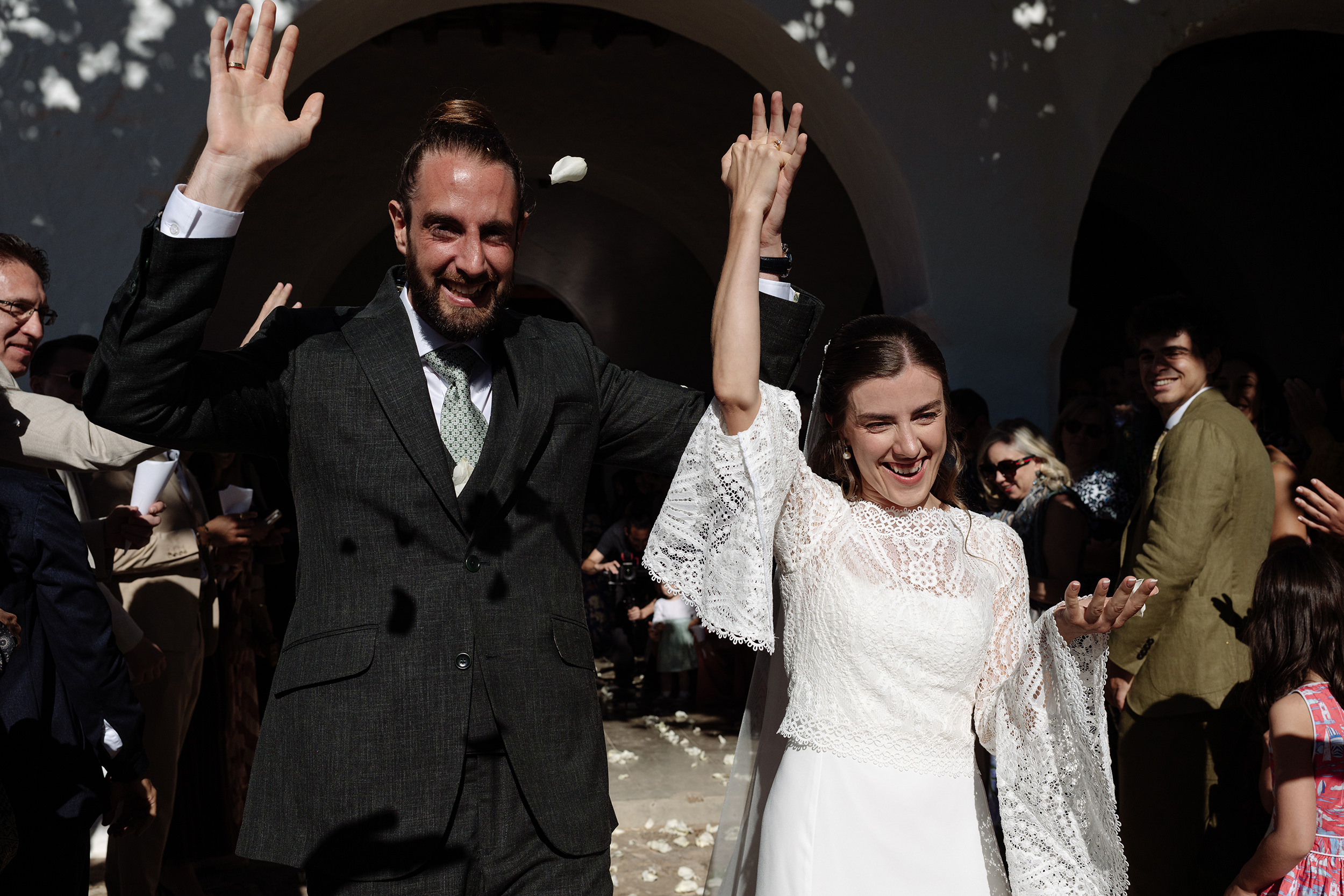 Salida de los novios entre pétalos y felicitaciones de los invitados
