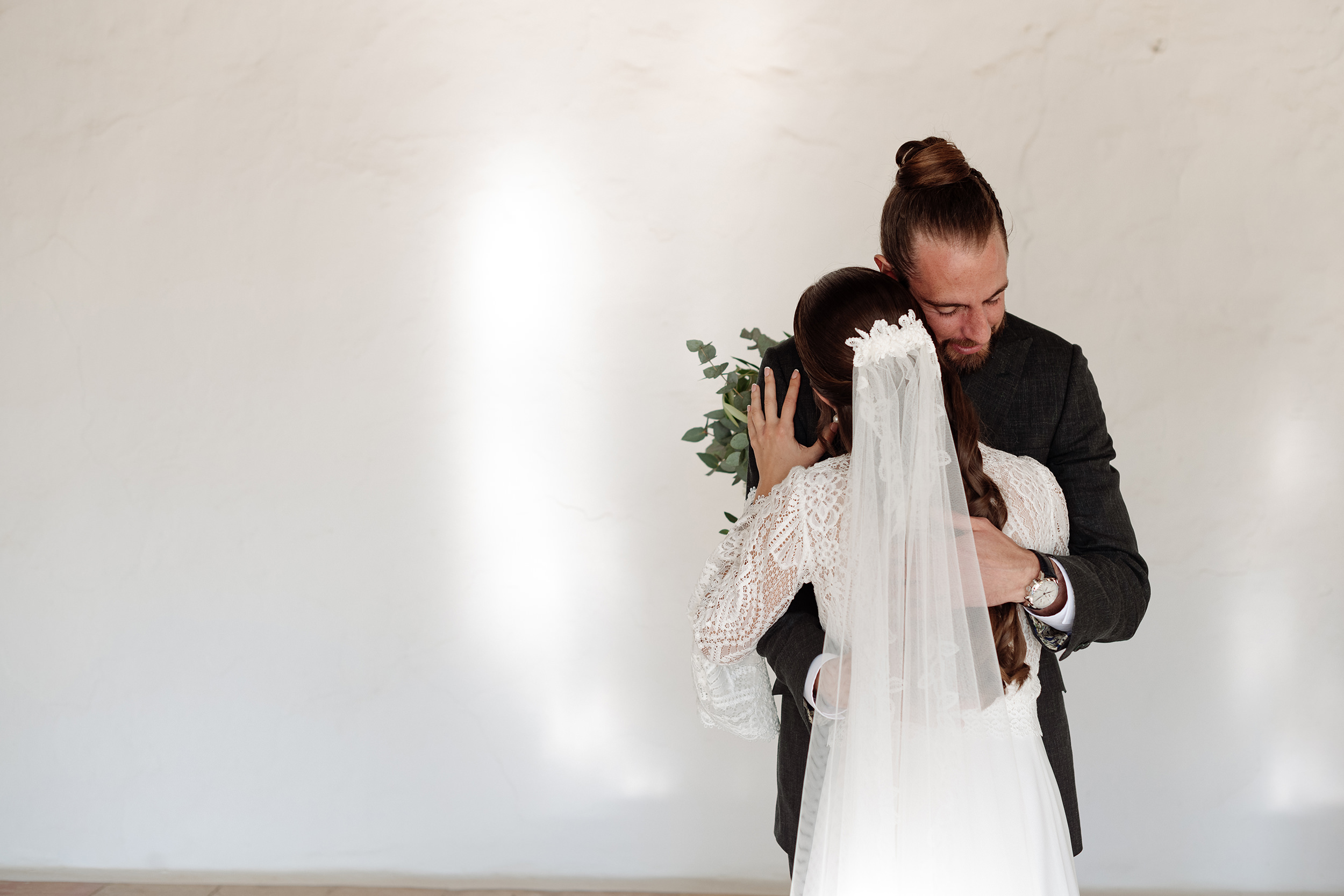 La pareja comparte un beso al regresar a Can Curreu
