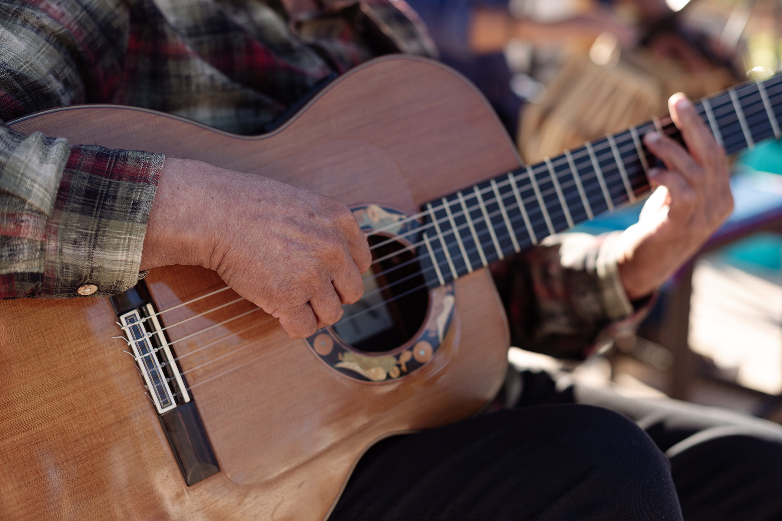 Guitarrista toca música en directo durante el cóctel