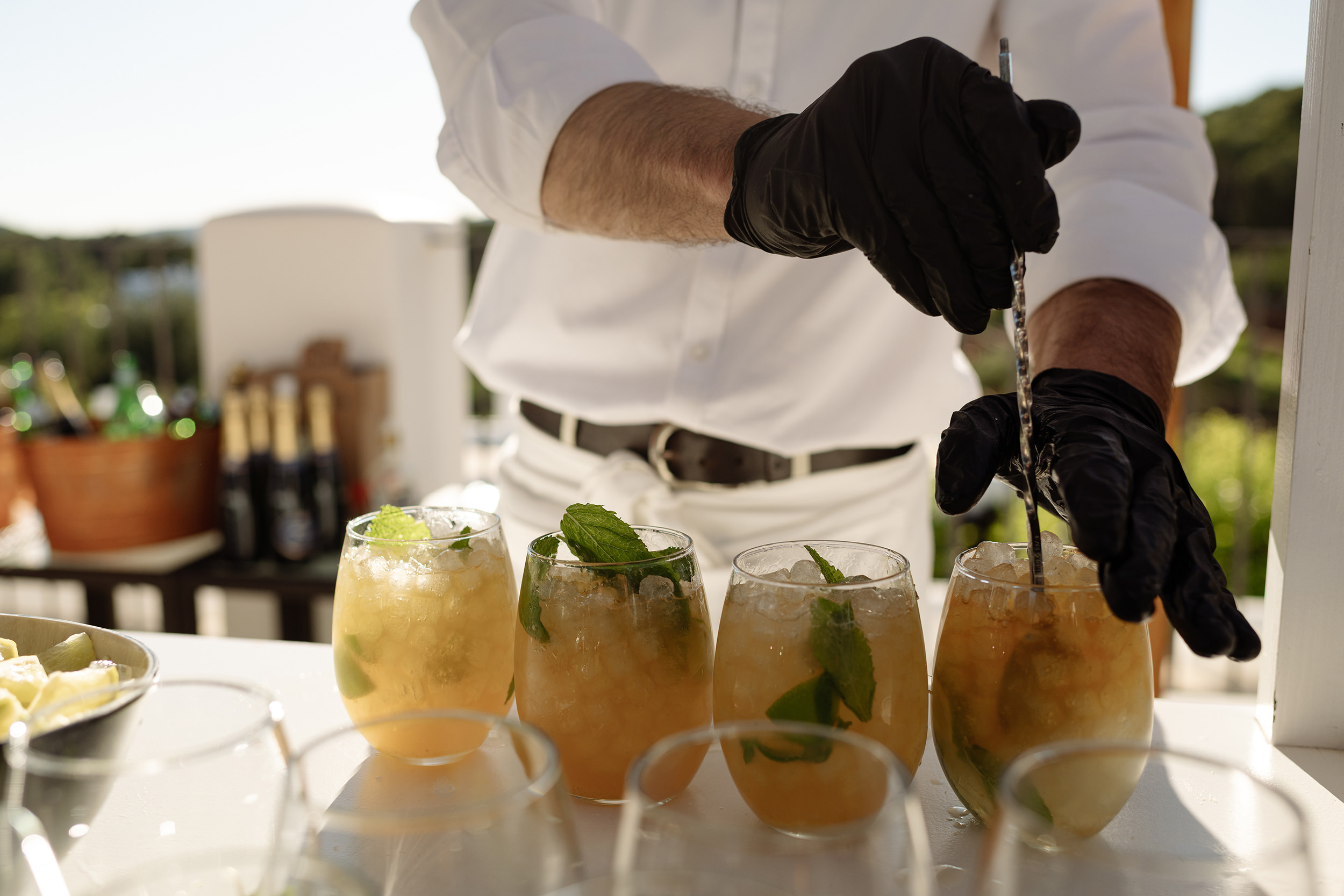 Preparación de cócteles para los invitados en Can Curreu