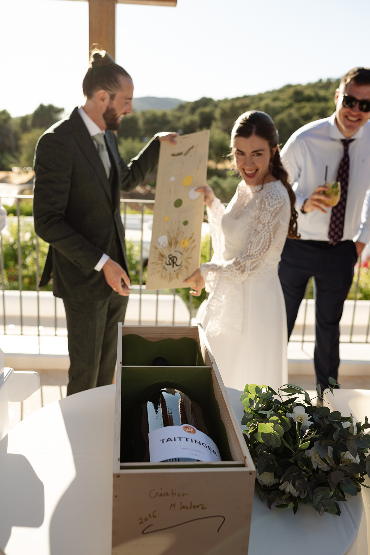 Los novios descubren un regalo durante el cóctel