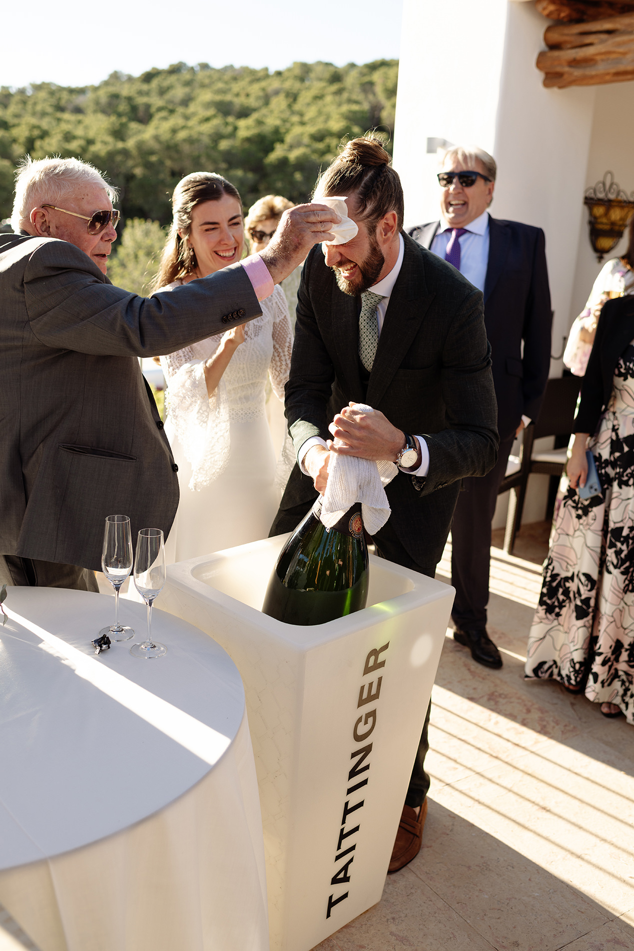 El novio celebra un brindis acompañado por familiares y amigos