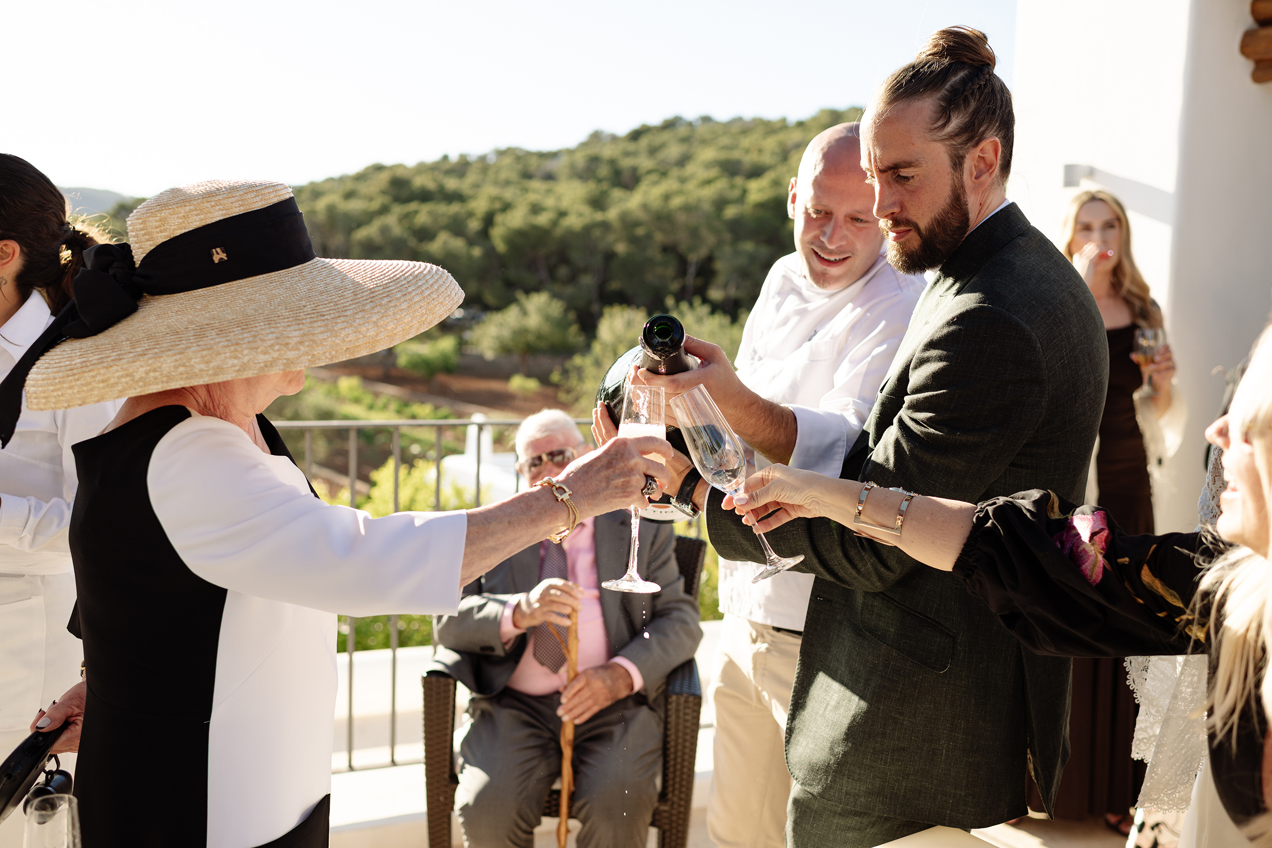 Richard y Sara comparten un brindis en la terraza de Can Curreu