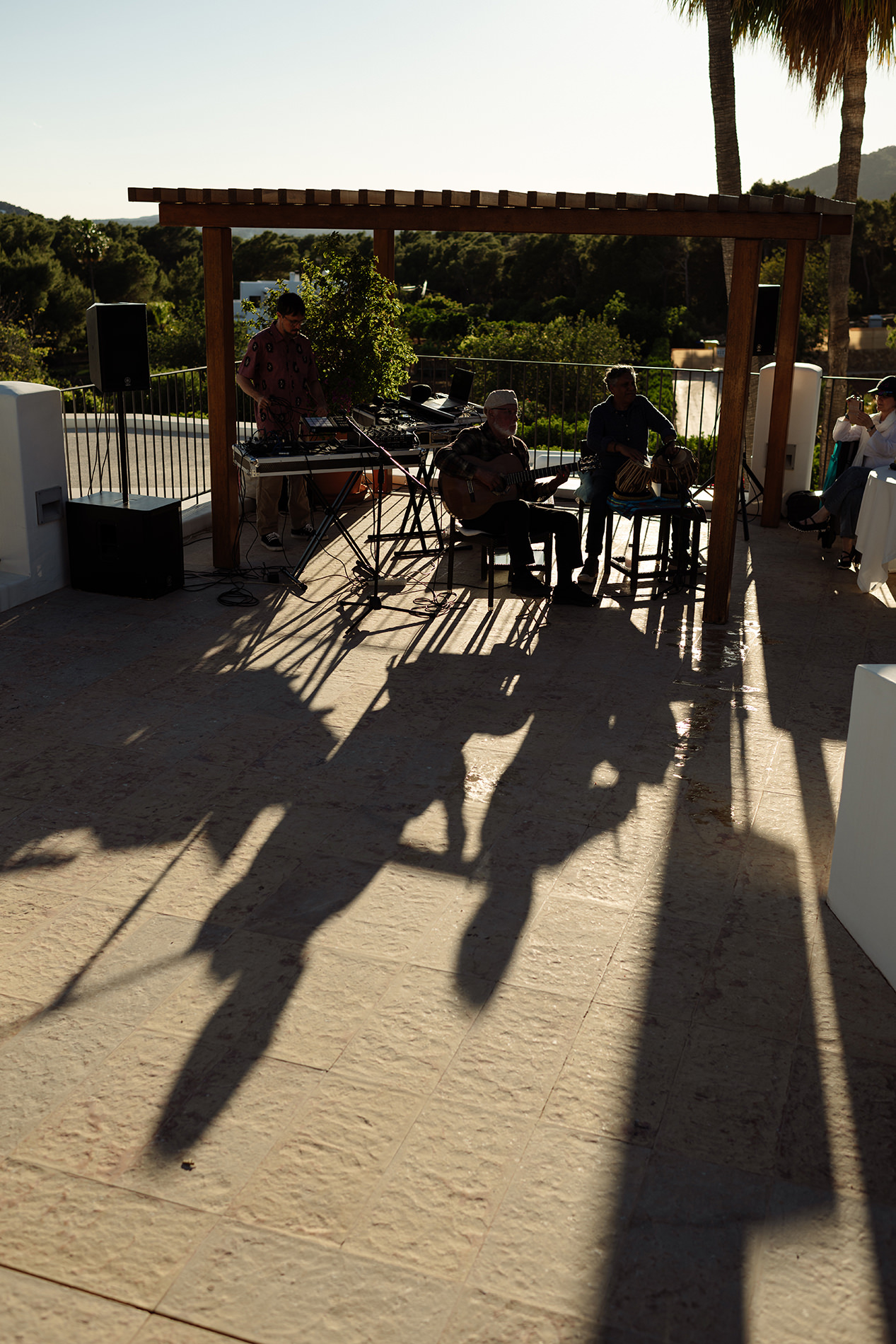 Sombras largas sobre la terraza al final de la tarde