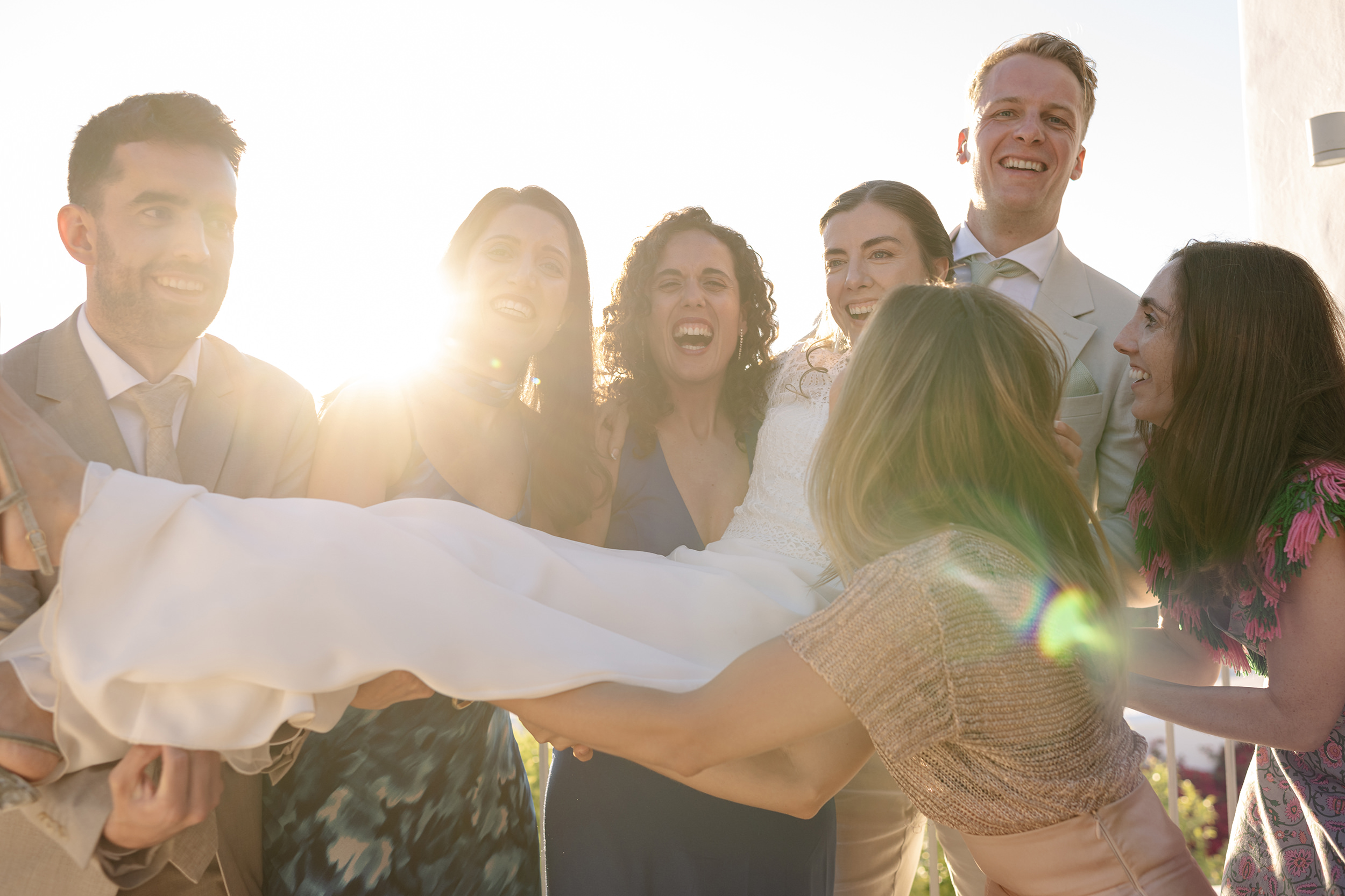 Invitados celebran con los novios a contraluz