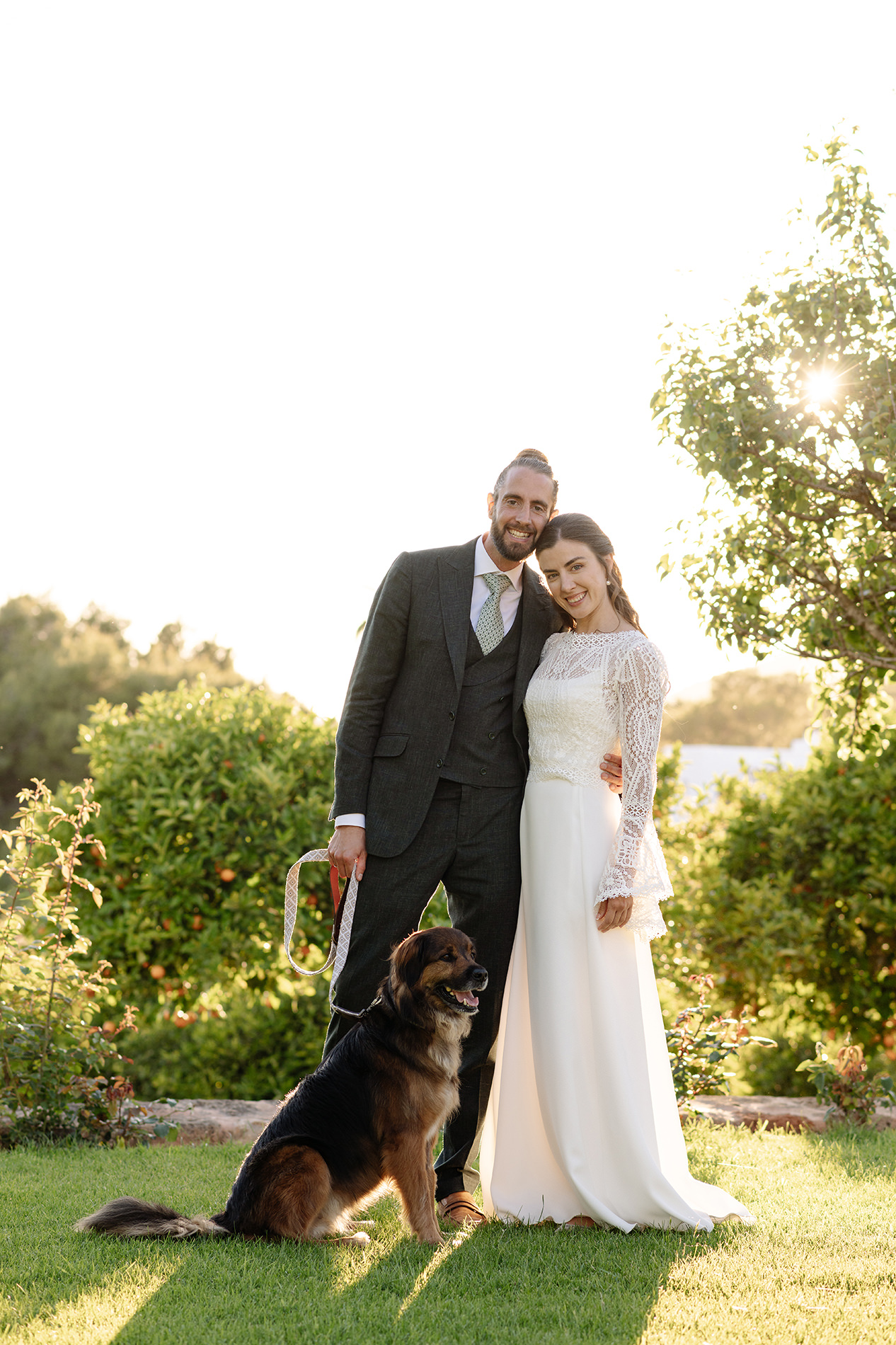 Richard y Sara posan unos instantes acompañados por sus perros