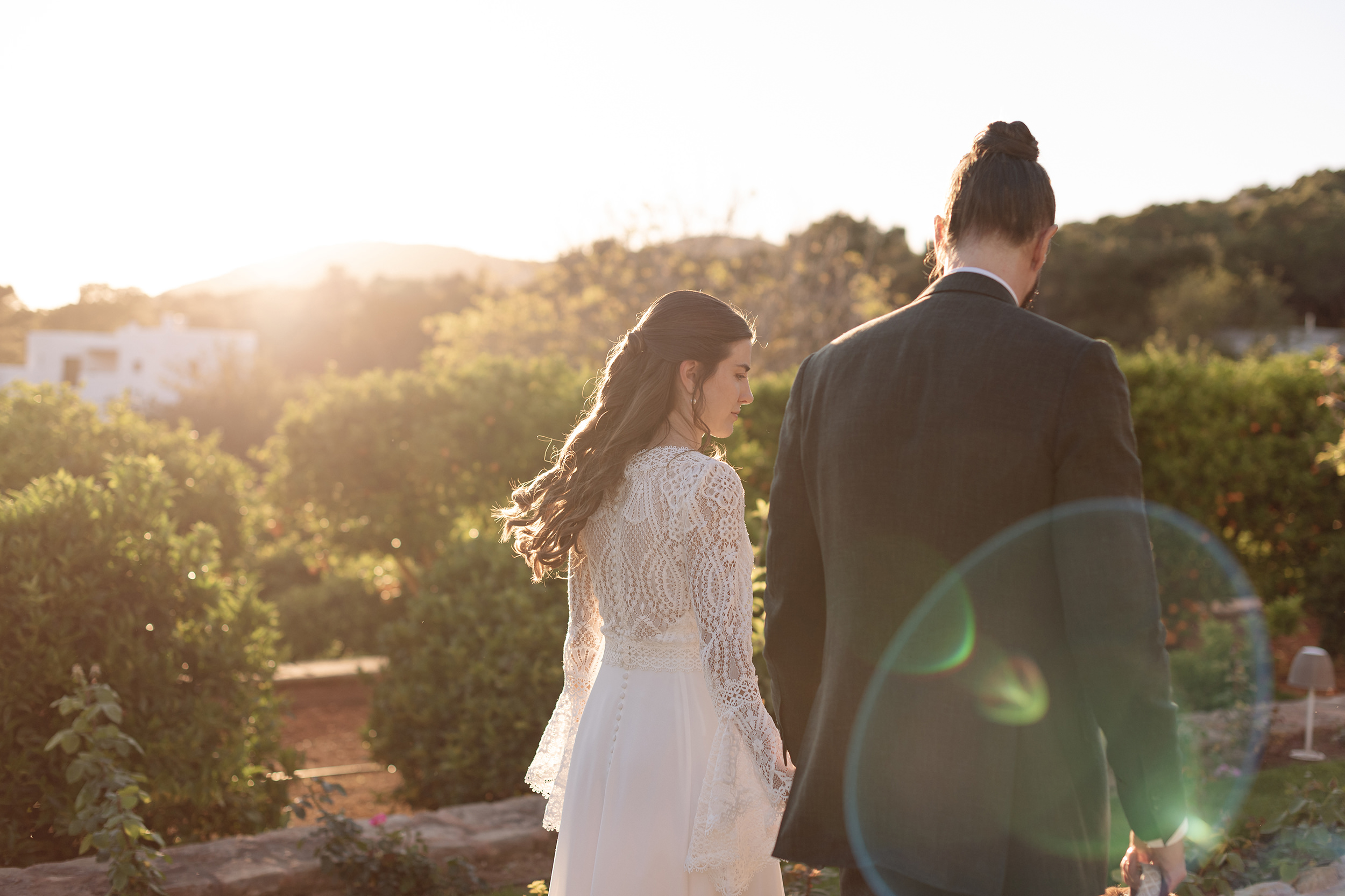 La pareja camina por los jardines de Can Curreu al caer la tarde