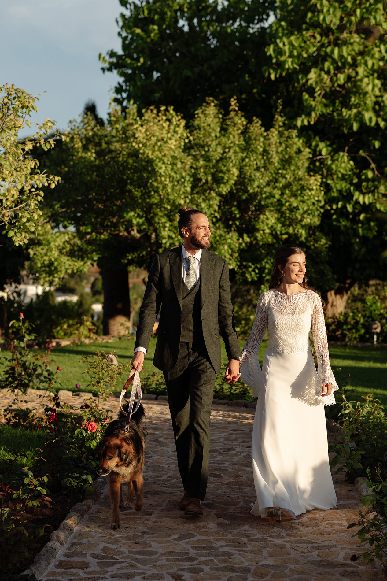 Richard y Sara pasean con sus perros entre la vegetación