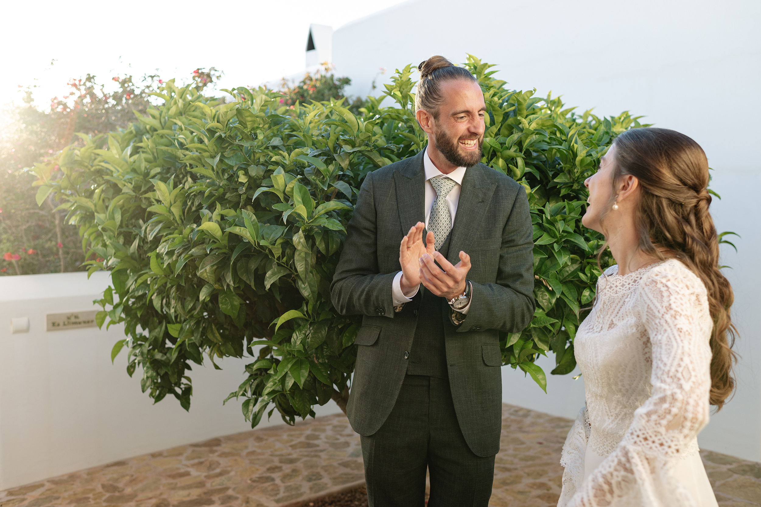 La pareja ríe durante unos minutos tranquilos después del cóctel