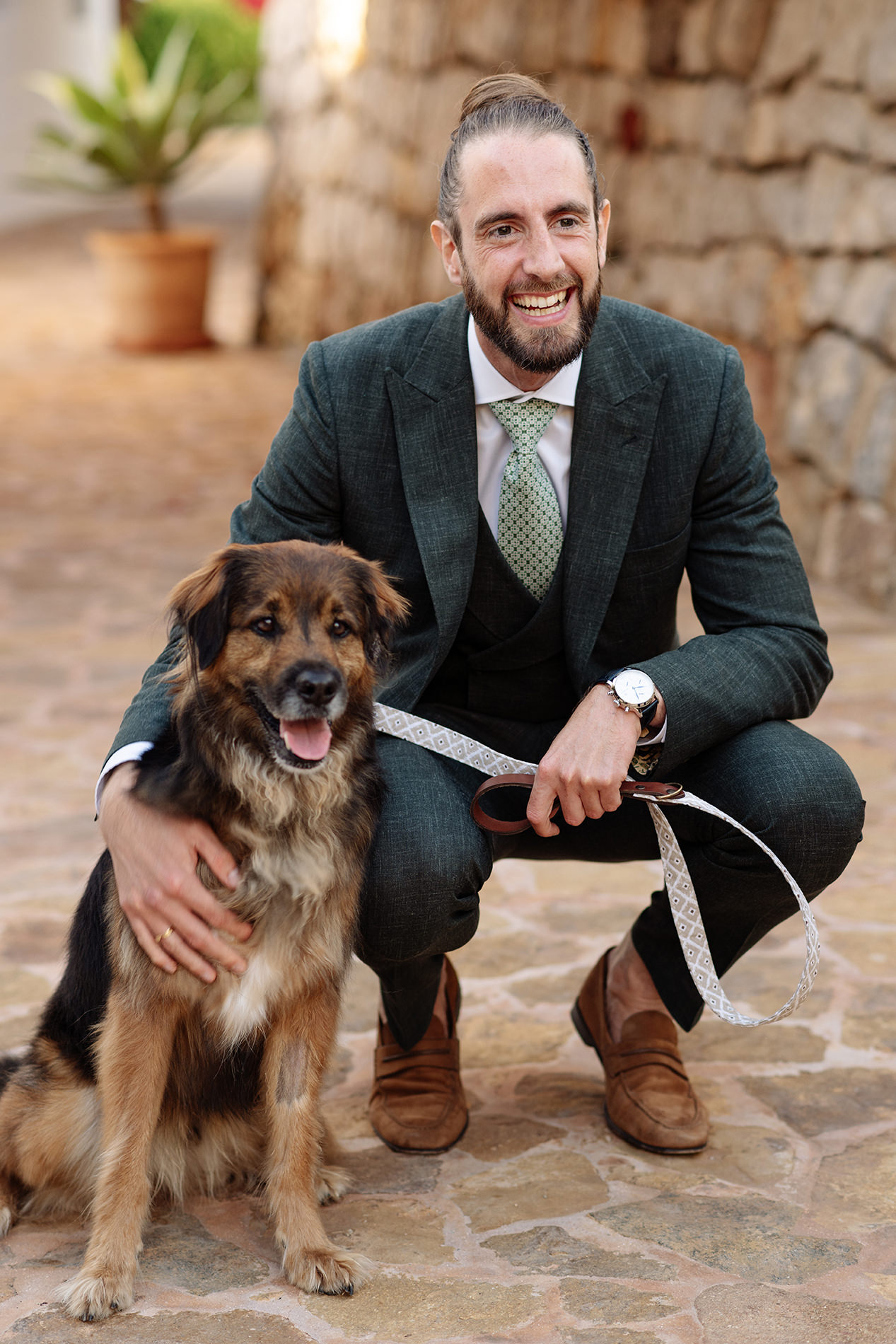 Retrato del novio acompañado por uno de sus perros