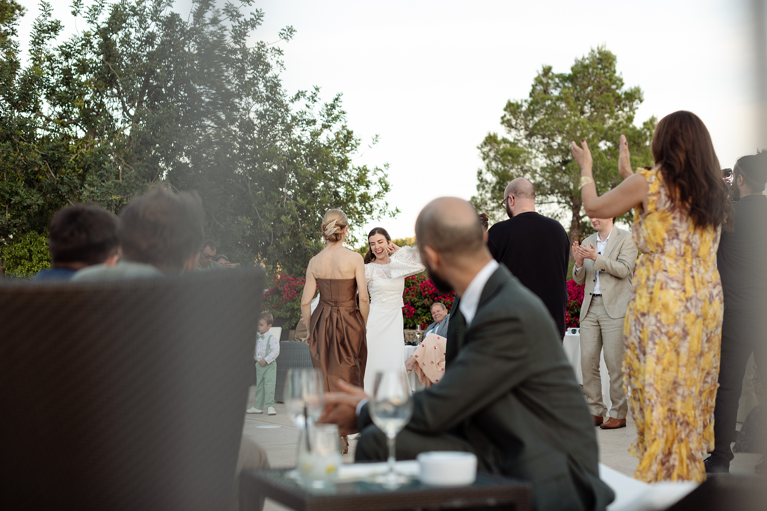 La celebración continúa al aire libre con los invitados alrededor