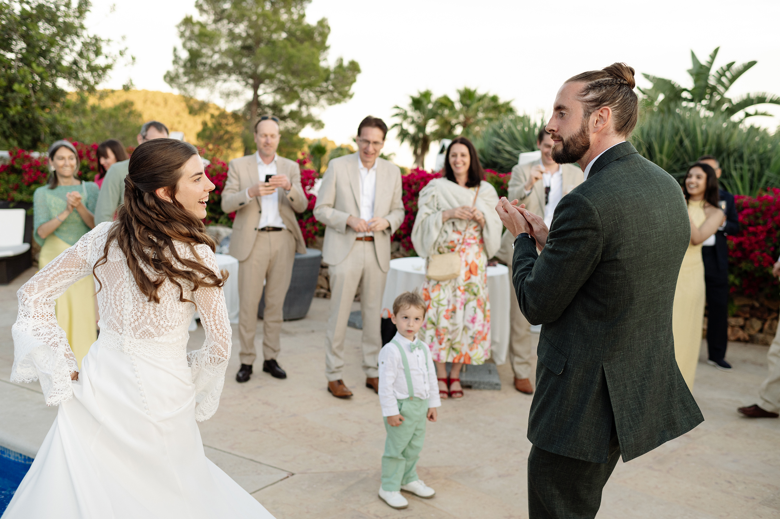 Un discurso emociona a los invitados durante la cena