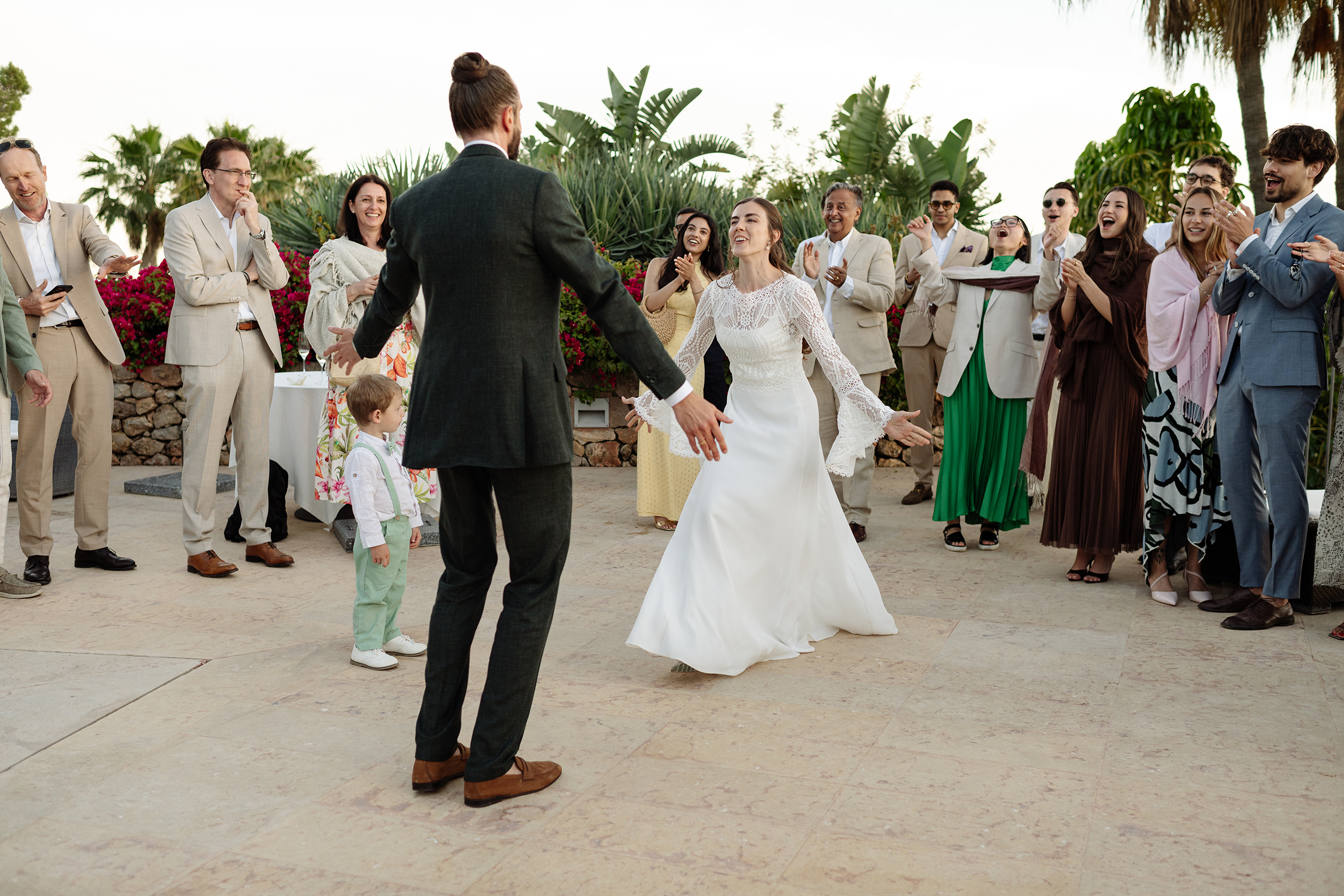 Los novios celebran rodeados por sus familiares y amigos