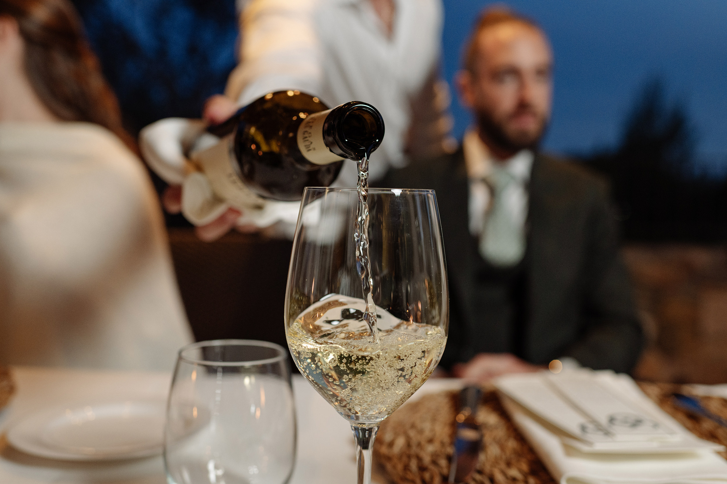Una copa se sirve durante la cena de boda en Can Curreu