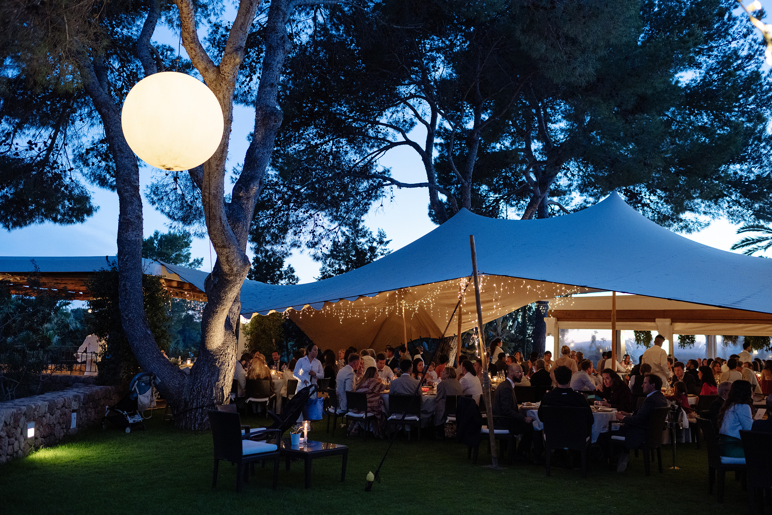 Cena de boda al aire libre bajo los árboles de Can Curreu