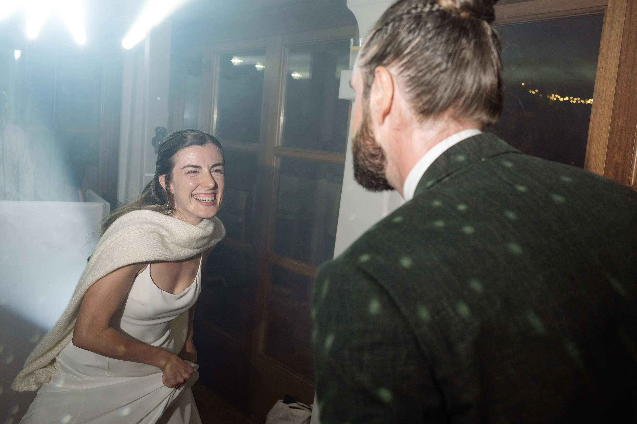 La novia baila y se abraza con uno de los invitados