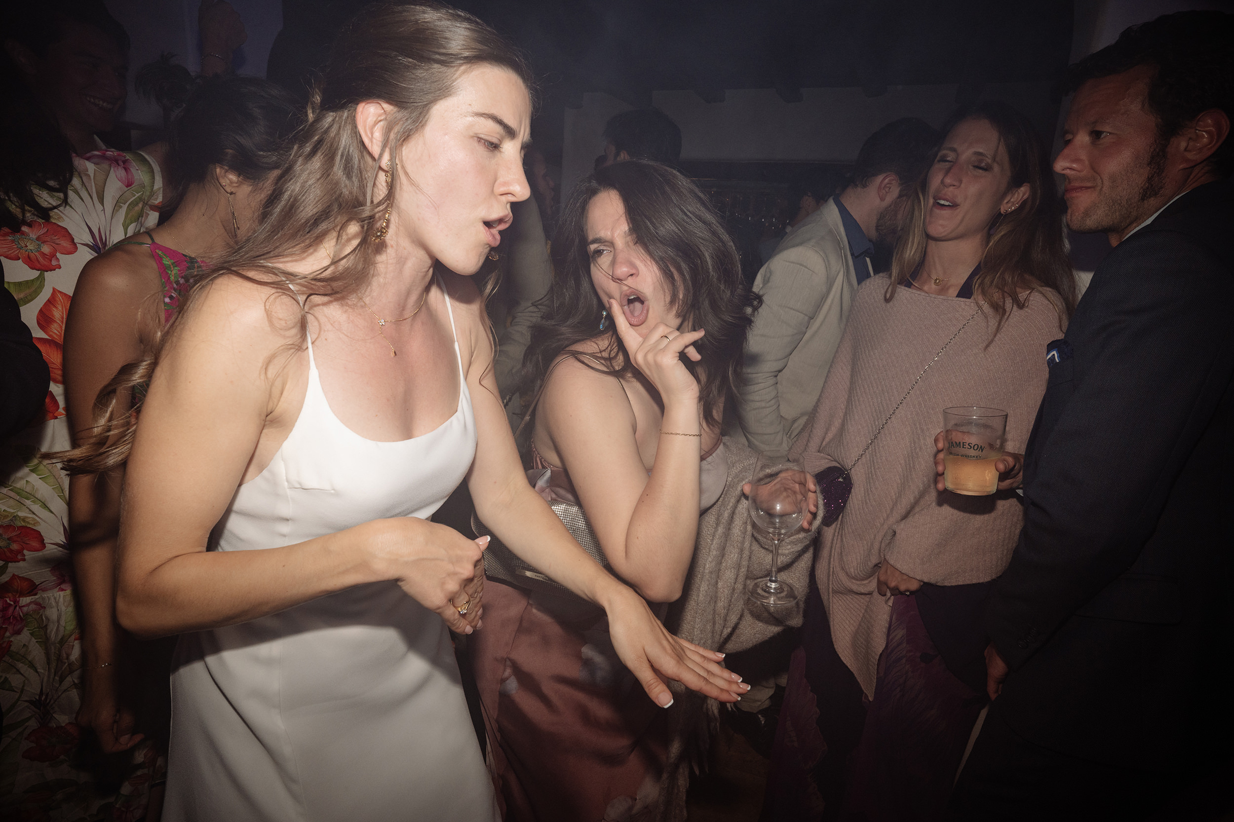La novia baila acompañada por sus amigas