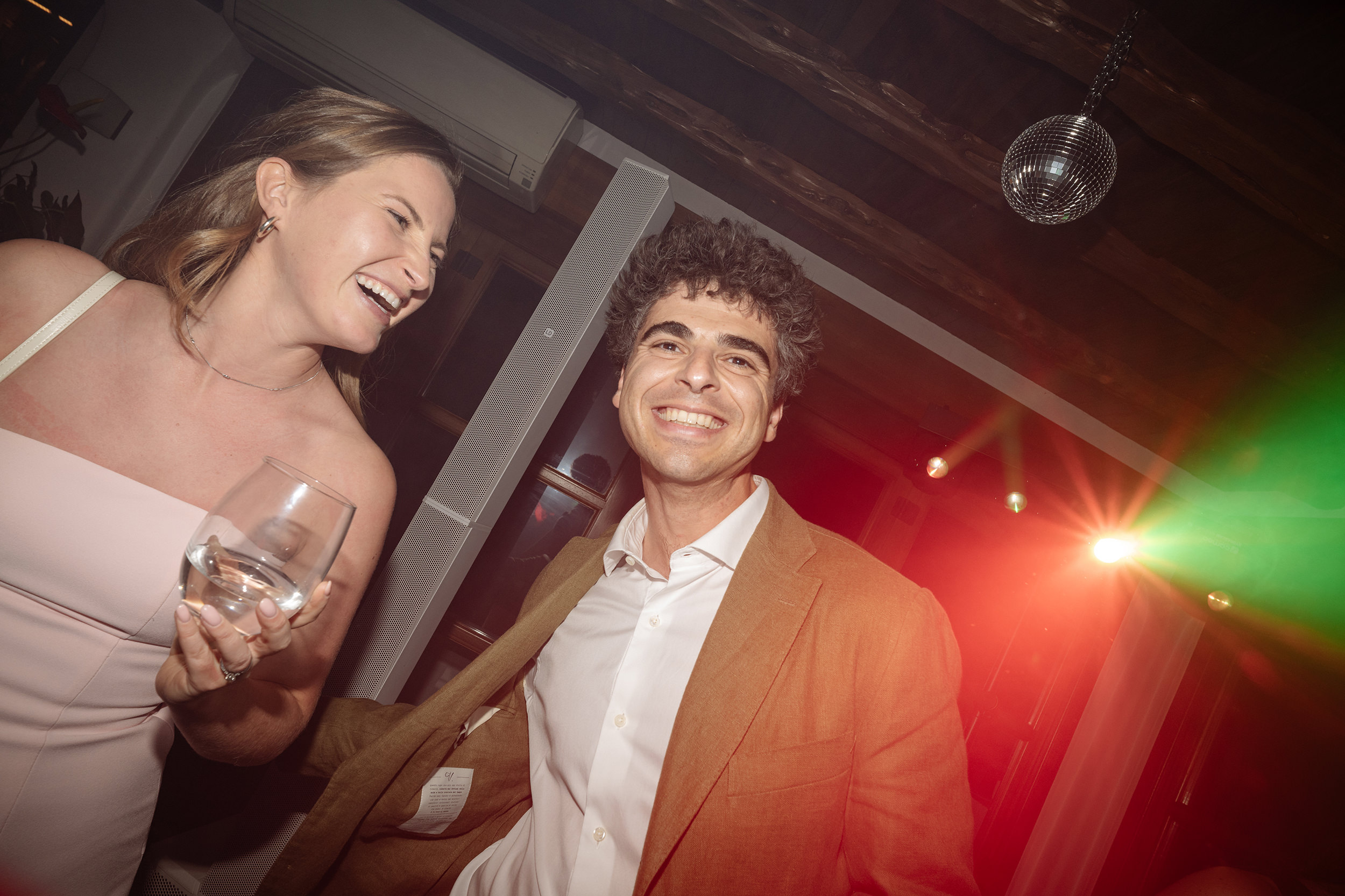Una invitada sonríe en la pista de baile