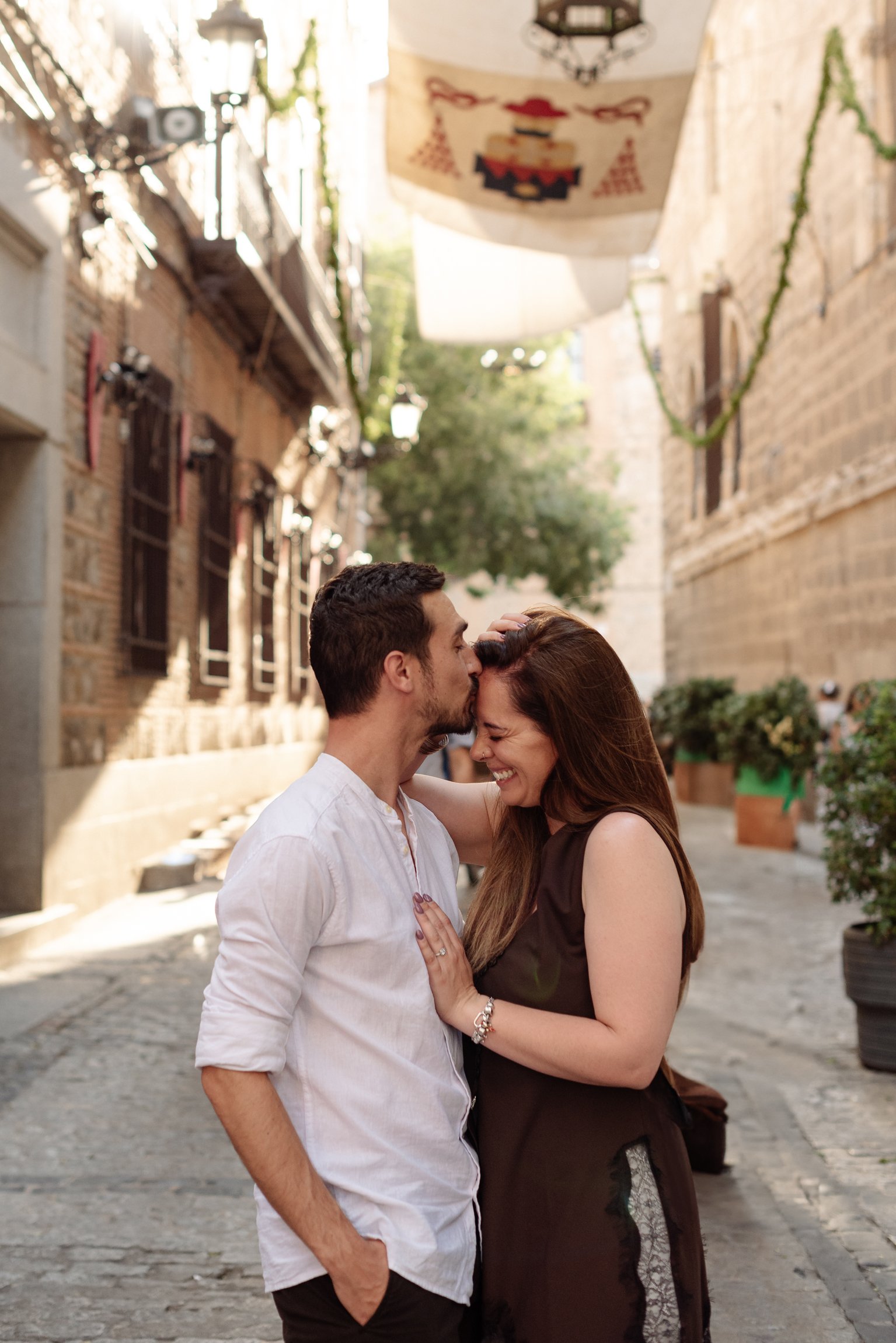 Pareja se besa durante una sesión preboda informal por las calles de Toledo