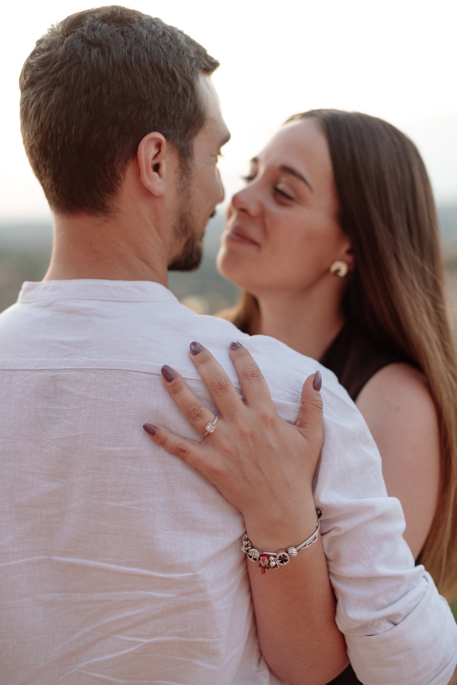 Retrato cercano y natural de una pareja durante una sesión preboda